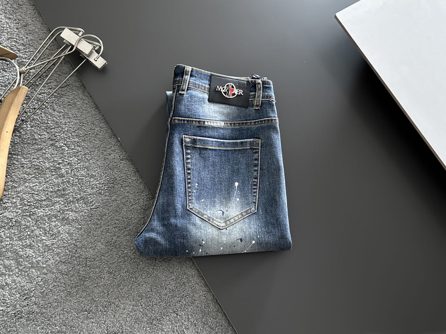 NO:877770,Men's denim jeans, official album and poster outfit!  High-grade imported denim raw color fabrics are supplied to customers, and the pure 13oz denim fabrics from Okayama, Japan are specially selected. Heavy-duty environmentally friendly plant enzyme washing process is used. The texture has a light retro color, which is quite beautiful and is very suitable for autumn and winter color matching. The fabric is soft and delicate after washing, but has strong bones and a slight stretch, providing an excellent comfortable experience. There is no damage from any technological elements throughout the body, retaining the purest tannin color!  The details throughout the body are perfect, exquisite and sophisticated. The latest leather label on the waist highlights the brand's characteristics. The hardware accessories, leather label and wiring all reflect the craftsmanship!  The silhouette is perfectly tailored and has excellent butt lift and slimming effect. It can be easily matched with any top in the wardrobe. It has wide compatibility and is suitable for various daily wear. The upper body is full of style. It is a must-have trousers for those who are obsessed with quality control and 1V!  Size 29-38 (not 35.37),,Moncler,jeans,19860909蒙口 男士丹宁牛仔裤,官宣画册海报穿搭款！ 客供高级进口的丹宁原色面料,特选日本冈山纯正13oz 盎司牛仔布料,重磅环保植物酵素水洗工艺,肌理有着淡淡的复古色彩,相当漂亮,极符合秋冬的配色,面料经过水洗后柔软细腻,但筋骨感极强,且略带弹力,提供了绝佳的舒适体验,通身无任何工艺元素破坏,保留了最纯粹的丹宁本色！通身细节完美如斯,精湛且考究,最新的腰部皮标彰显了品牌特质,五金配件、皮标、走线无不体现出匠心工艺！版型剪裁完美,提臀修身效果绝佳,可轻松横扫衣橱任何的上装搭配,兼容性广泛,满足于日常各种穿搭,上身型款十足,于品质控及1V迷控者必入型裤装！ 尺码29—38（没35.37）,,Moncler,jeans,,Men's clothing