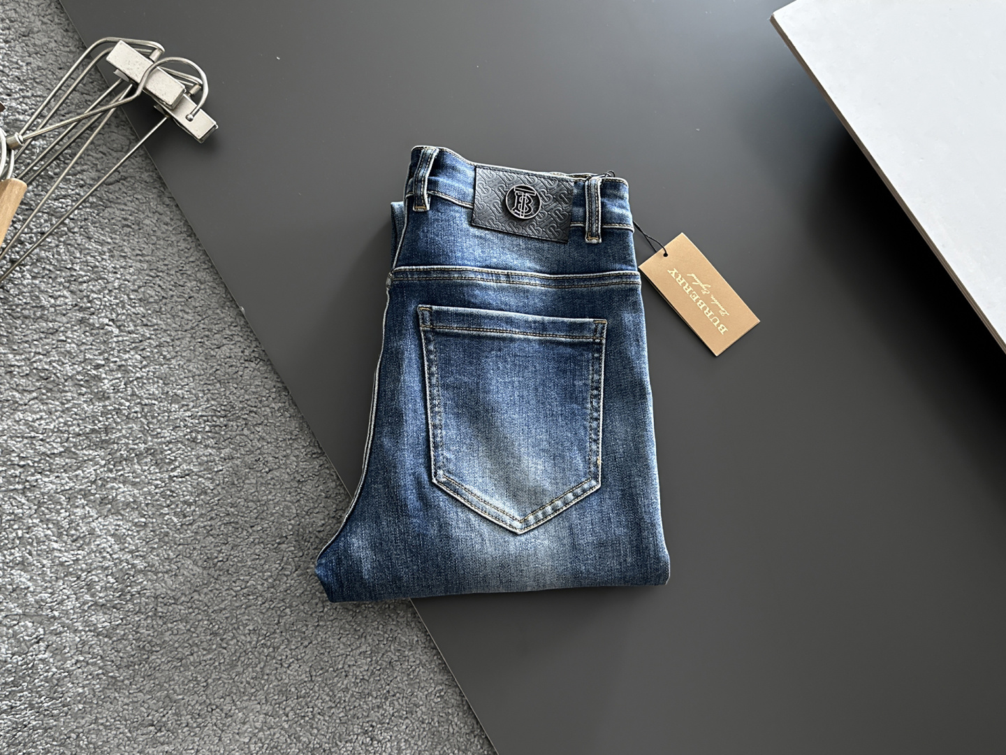 NO:877776,Burberry men's denim jeans, official album and poster outfit style!  High-grade imported denim raw color fabrics are supplied to customers, and the pure 13oz denim fabrics from Okayama, Japan are specially selected. Heavy-duty environmentally friendly plant enzyme washing process is used. The texture has a light retro color, which is quite beautiful and is very suitable for autumn and winter color matching. The fabric is soft and delicate after washing, but has strong bones and a slight stretch, providing an excellent comfortable experience. There is no damage from any technological elements throughout the body, retaining the purest tannin color!  The details throughout the body are perfect, exquisite and sophisticated. The latest leather label on the waist highlights the brand's characteristics. The hardware accessories, leather label and wiring all reflect the craftsmanship!  The silhouette is perfectly tailored and has excellent butt lift and slimming effect. It can be easily matched with any top in the wardrobe. It has wide compatibility and is suitable for various daily wear. The upper body is full of style. It is a must-have trousers for those who are obsessed with quality control and 1V!  Size 29-38 (not 35.37),,burberry,burberry,jeans,19860909Burberry 巴宝莉 男士丹宁牛仔裤,官宣画册海报穿搭款！ 客供高级进口的丹宁原色面料,特选日本冈山纯正13oz 盎司牛仔布料,重磅环保植物酵素水洗工艺,肌理有着淡淡的复古色彩,相当漂亮,极符合秋冬的配色,面料经过水洗后柔软细腻,但筋骨感极强,且略带弹力,提供了绝佳的舒适体验,通身无任何工艺元素破坏,保留了最纯粹的丹宁本色！通身细节完美如斯,精湛且考究,最新的腰部皮标彰显了品牌特质,五金配件、皮标、走线无不体现出匠心工艺！版型剪裁完美,提臀修身效果绝佳,可轻松横扫衣橱任何的上装搭配,兼容性广泛,满足于日常各种穿搭,上身型款十足,于品质控及1V迷控者必入型裤装！ 尺码29—38（没35.37）,,burberry,burberry,jeans,,Men's clothing
