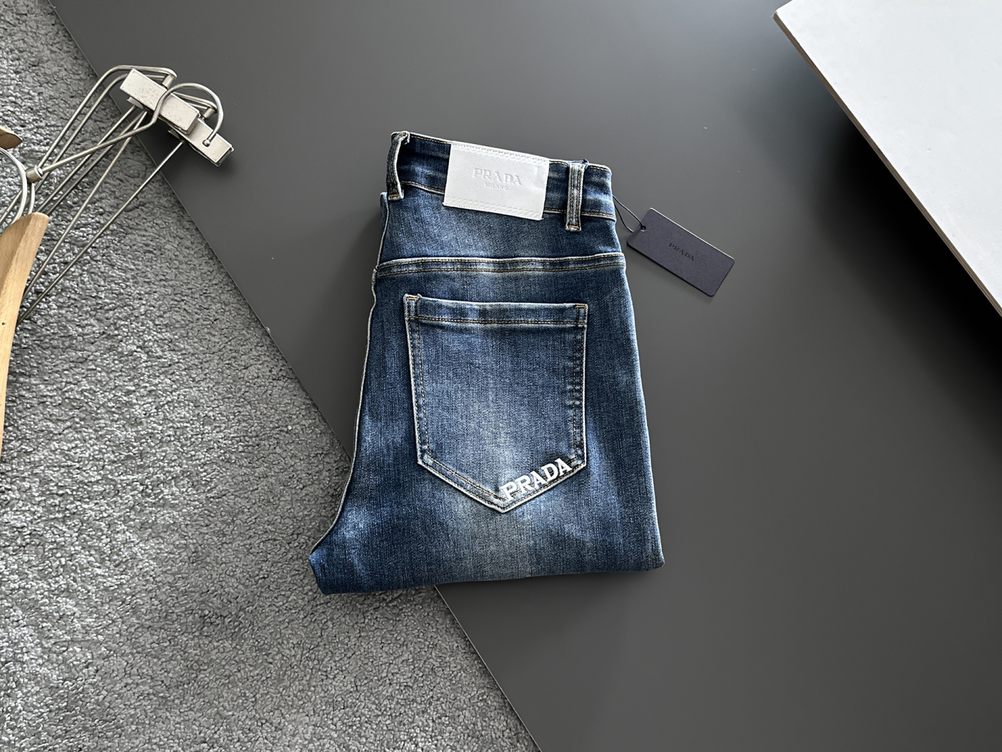 NO:835629,PRADA Men's denim jeans, official album and poster outfit!  High-grade imported denim raw color fabrics are supplied to customers, and the pure 13oz denim fabrics from Okayama, Japan are specially selected. Heavy-duty environmentally friendly plant enzyme washing process is used. The texture has a light retro color, which is quite beautiful and is very suitable for autumn and winter color matching. The fabric is soft and delicate after washing, but has strong bones and a slight stretch, providing an excellent comfortable experience. There is no damage from any technological elements throughout the body, retaining the purest tannin color!  The details throughout the body are perfect, exquisite and sophisticated. The latest leather label on the waist highlights the brand's characteristics. The hardware accessories, leather label and wiring all reflect the craftsmanship!  The silhouette is perfectly tailored and has excellent butt lift and slimming effect. It can be easily matched with any top in the wardrobe. It has wide compatibility and is suitable for various daily wear. The upper body is full of style. It is a must-have trousers for those who are obsessed with quality control and 1V!  Size 29-38 (not 35.37),, prada, prada, jeans,19860909PRADA 普拉达 男士丹宁牛仔裤,官宣画册海报穿搭款！ 客供高级进口的丹宁原色面料,特选日本冈山纯正13oz 盎司牛仔布料,重磅环保植物酵素水洗工艺,肌理有着淡淡的复古色彩,相当漂亮,极符合秋冬的配色,面料经过水洗后柔软细腻,但筋骨感极强,且略带弹力,提供了绝佳的舒适体验,通身无任何工艺元素破坏,保留了最纯粹的丹宁本色！通身细节完美如斯,精湛且考究,最新的腰部皮标彰显了品牌特质,五金配件、皮标、走线无不体现出匠心工艺！版型剪裁完美,提臀修身效果绝佳,可轻松横扫衣橱任何的上装搭配,兼容性广泛,满足于日常各种穿搭,上身型款十足,于品质控及1V迷控者必入型裤装！ 尺码29—38（没35.37）,,prada,prada,jeans,,Men's clothing