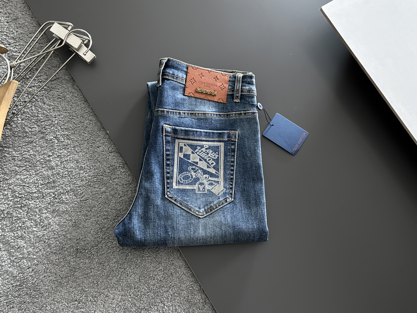 NO:877729,LV men's denim jeans, official album and poster outfit style!  High-grade imported denim raw color fabrics are supplied to customers, and the pure 13oz denim fabrics from Okayama, Japan are specially selected. Heavy-duty environmentally friendly plant enzyme washing process is used. The texture has a light retro color, which is quite beautiful and is very suitable for autumn and winter color matching. The fabric is soft and delicate after washing, but has strong bones and a slight stretch, providing an excellent comfortable experience. There is no damage from any technological elements throughout the body, retaining the purest tannin color!  The details throughout the body are perfect, exquisite and sophisticated. The latest leather label on the waist highlights the brand's characteristics. The hardware accessories, leather label and wiring all reflect the craftsmanship!  The silhouette is perfectly tailored and has excellent butt lift and slimming effect. It can be easily matched with any top in the wardrobe. It has wide compatibility and is suitable for various daily wear. The upper body is full of style. It is a must-have trousers for those who are obsessed with quality control and 1V!  Size 29-38 (not 35.37),,louis vuitton,jeans,19860909LV 男士丹宁牛仔裤,官宣画册海报穿搭款！ 客供高级进口的丹宁原色面料,特选日本冈山纯正13oz 盎司牛仔布料,重磅环保植物酵素水洗工艺,肌理有着淡淡的复古色彩,相当漂亮,极符合秋冬的配色,面料经过水洗后柔软细腻,但筋骨感极强,且略带弹力,提供了绝佳的舒适体验,通身无任何工艺元素破坏,保留了最纯粹的丹宁本色！通身细节完美如斯,精湛且考究,最新的腰部皮标彰显了品牌特质,五金配件、皮标、走线无不体现出匠心工艺！版型剪裁完美,提臀修身效果绝佳,可轻松横扫衣橱任何的上装搭配,兼容性广泛,满足于日常各种穿搭,上身型款十足,于品质控及1V迷控者必入型裤装！ 尺码29—38（没35.37）,,louis vuitton,jeans,,Men's clothing