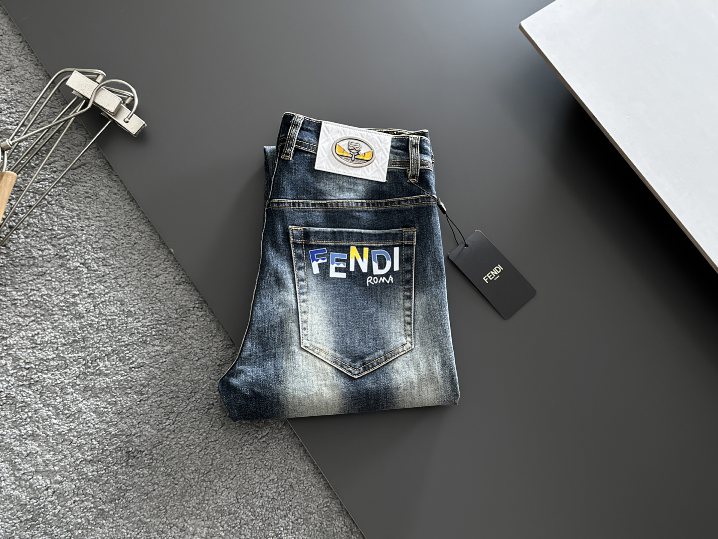 NO:877734,FENDI Fendi Men's Denim Jeans, Official Announcement Album and Poster Style!  High-grade imported denim raw color fabrics are supplied to customers, and the pure 13oz denim fabrics from Okayama, Japan are specially selected. Heavy-duty environmentally friendly plant enzyme washing process is used. The texture has a light retro color, which is quite beautiful and is very suitable for autumn and winter color matching. The fabric is soft and delicate after washing, but has strong bones and a slight stretch, providing an excellent comfortable experience. There is no damage from any technological elements throughout the body, retaining the purest tannin color!  The details throughout the body are perfect, exquisite and sophisticated. The latest leather label on the waist highlights the brand's characteristics. The hardware accessories, leather label and wiring all reflect the craftsmanship!  The silhouette is perfectly tailored and has excellent butt lift and slimming effect. It can be easily matched with any top in the wardrobe. It has wide compatibility and is suitable for various daily wear. The upper body is full of style. It is a must-have trousers for those who are obsessed with quality control and 1V!  Sizes 29-38 (not 35.37),,fendi,fendi,jeans,19860909FENDI 芬迪 男士丹宁牛仔裤,官宣画册海报穿搭款！ 客供高级进口的丹宁原色面料,特选日本冈山纯正13oz 盎司牛仔布料,重磅环保植物酵素水洗工艺,肌理有着淡淡的复古色彩,相当漂亮,极符合秋冬的配色,面料经过水洗后柔软细腻,但筋骨感极强,且略带弹力,提供了绝佳的舒适体验,通身无任何工艺元素破坏,保留了最纯粹的丹宁本色！通身细节完美如斯,精湛且考究,最新的腰部皮标彰显了品牌特质,五金配件、皮标、走线无不体现出匠心工艺！版型剪裁完美,提臀修身效果绝佳,可轻松横扫衣橱任何的上装搭配,兼容性广泛,满足于日常各种穿搭,上身型款十足,于品质控及1V迷控者必入型裤装！ 尺码29—38（没35.37）,,fendi,fendi,jeans,,Men's clothing