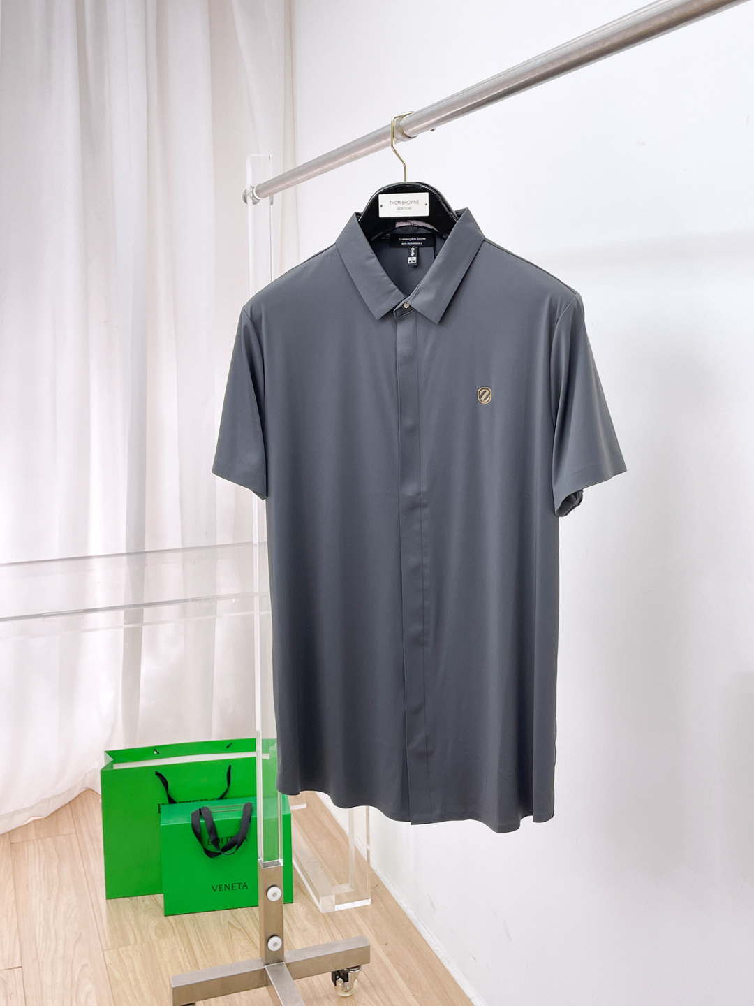 NO:848138,Ermenegildo Zegna's 2026ss spring and summer fashion hot-selling short-sleeved shirt, sold through trading company channels, in perfect condition, belongs to the cabinet level, predictable hot style, advanced customized imported long-staple cotton fabric, master tailoring, invincible texture, excellent skin-friendly, very outstanding aesthetic design, exquisite craftsmanship, smooth lines, perfect match!  Easily upgrade your sense of fashion, with high recognition, great upper body effect, extremely sophisticated and rigorous workmanship, neat and meticulous wiring, it can be worn for business or daily leisure!  Counter size M-3xl,,zegna,shirts,T-shirt,19860909杰尼亚 2026ss春夏时尚大爆款短袖衬衫,贸易公司渠道货,品相完美如斯,属于入柜级别,可预见性的爆款,高级定制进口长绒棉面料,大师级剪裁,质感无敌,亲肤性极佳,非常出彩的美学设计,工艺精湛,线条流畅,完美搭配！轻松将时髦感进阶,有着高强辨识度,上身效果超赞,做工极为考究严谨,走线工整细致,商务抑或日常休闲均可搭配！专柜尺码 M-3xl,,zegna,shirts,T-shirt,,Men's clothing