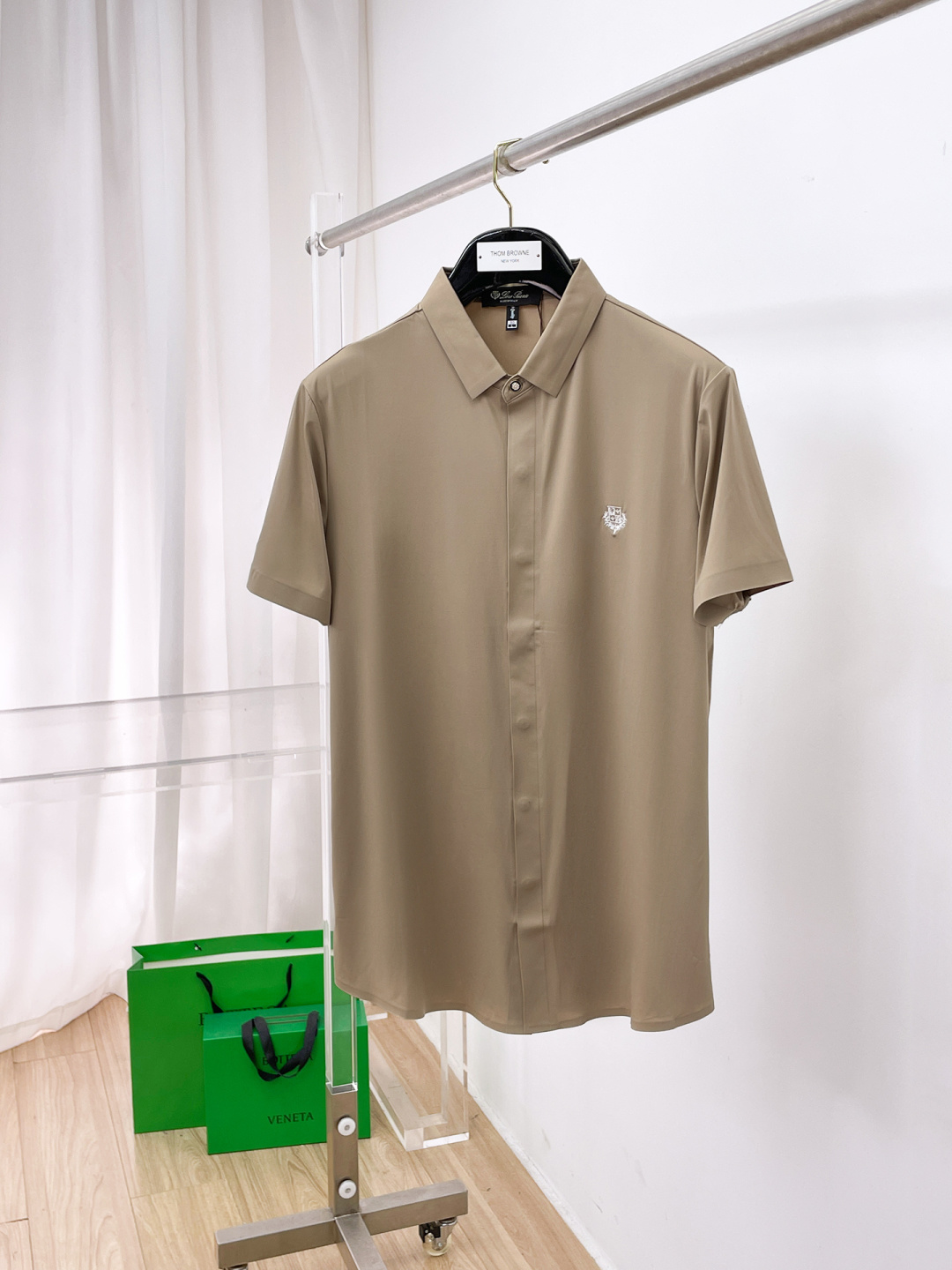 NO:848135,LP 2006ss spring and summer fashion popular short-sleeved shirt, sold through trading company channels, in perfect condition, belongs to cabinet level, predictable hot style, advanced customized imported long-staple cotton fabric, master tailoring, invincible texture, excellent skin-friendly, very outstanding aesthetic design, exquisite craftsmanship, smooth lines, perfect match!  Easily upgrade your sense of fashion, with high recognition, great upper body effect, extremely sophisticated and rigorous workmanship, neat and meticulous wiring, it can be worn for business or daily leisure!  Counter size M-3xl,,loro piana,shirts,T-shirt,19860909LP 2006ss春夏时尚大爆款短袖衬衫,贸易公司渠道货,品相完美如斯,属于入柜级别,可预见性的爆款,高级定制进口长绒棉面料,大师级剪裁,质感无敌,亲肤性极佳,非常出彩的美学设计,工艺精湛,线条流畅,完美搭配！轻松将时髦感进阶,有着高强辨识度,上身效果超赞,做工极为考究严谨,走线工整细致,商务抑或日常休闲均可搭配！专柜尺码 M-3xl,,loro piana,shirts,T-shirt,,Men's clothing