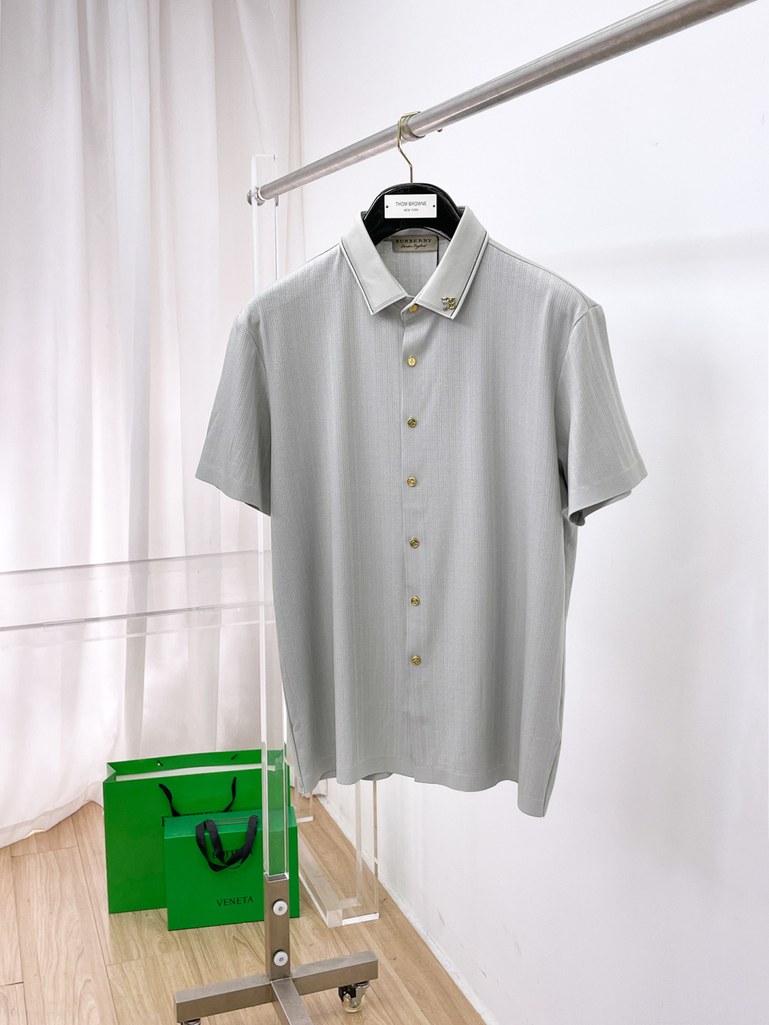 NO:848133,Burberry 2026ss spring and summer fashion hot-selling short-sleeved shirt, sold through trading company channels, in perfect condition, belongs to cabinet level, predictable hot style, advanced customized imported long-staple cotton fabric, master tailoring, invincible texture, excellent skin-friendly, very outstanding aesthetic design, exquisite craftsmanship, smooth lines, perfect match!  Easily upgrade your sense of fashion, with high recognition, great upper body effect, extremely sophisticated and rigorous workmanship, neat and meticulous wiring, it can be worn for business or daily leisure!  Counter size M-3xl,,burberry,burberry,shirts,T-shirt,19860909Burberry 巴宝莉 2026ss春夏时尚大爆款短袖衬衫,贸易公司渠道货,品相完美如斯,属于入柜级别,可预见性的爆款,高级定制进口长绒棉面料,大师级剪裁,质感无敌,亲肤性极佳,非常出彩的美学设计,工艺精湛,线条流畅,完美搭配！轻松将时髦感进阶,有着高强辨识度,上身效果超赞,做工极为考究严谨,走线工整细致,商务抑或日常休闲均可搭配！专柜尺码 M-3xl,,burberry,burberry,shirts,T-shirt,,Men's clothing