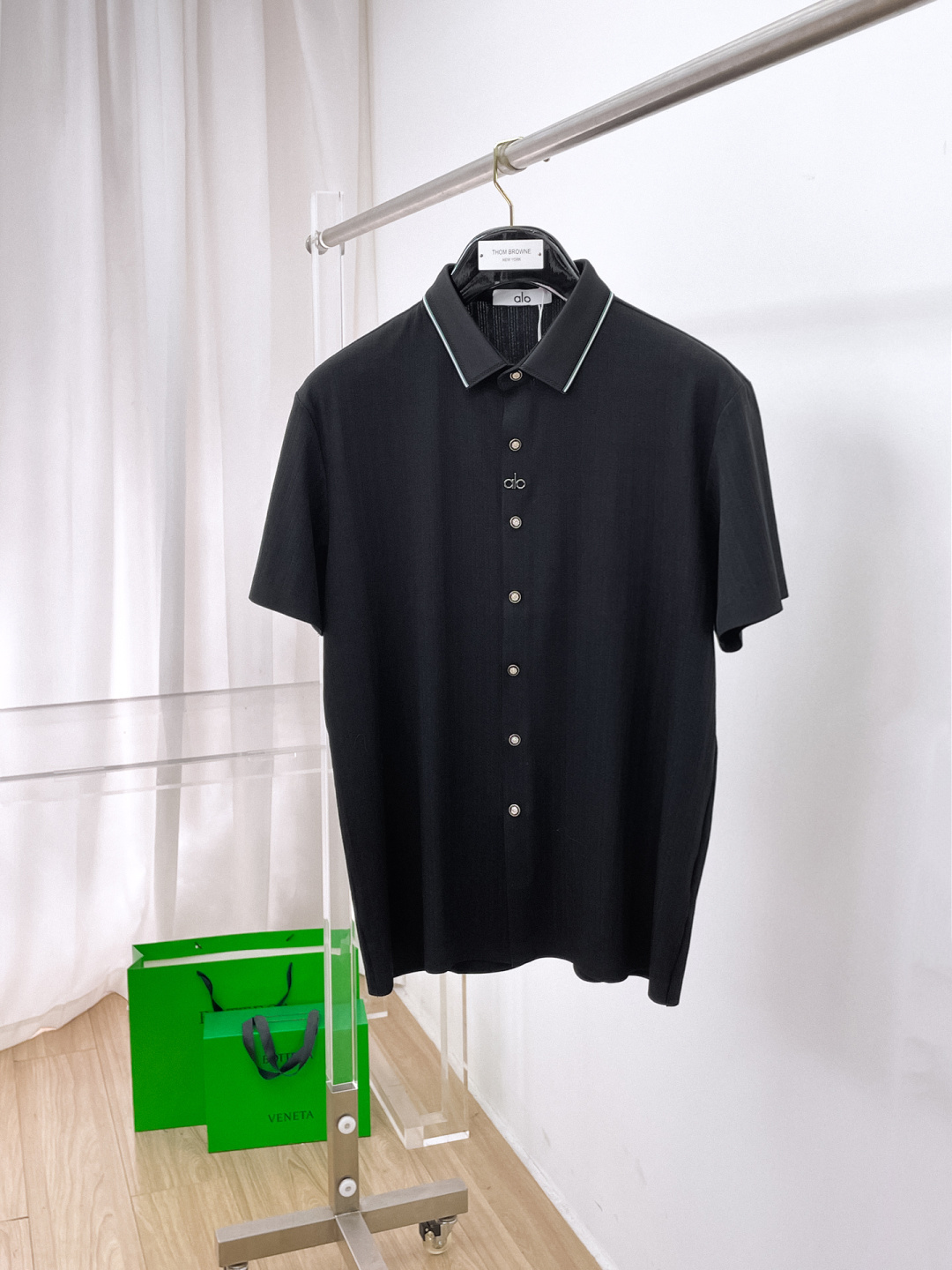 NO:848141,ALO 2026ss spring and summer fashion hot-selling short-sleeved shirt, sold through trading company channels, in perfect condition, belongs to cabinet level, predictable hot-selling, advanced customized imported long-staple cotton fabric, master tailoring, invincible texture, excellent skin-friendly, very outstanding aesthetic design, exquisite craftsmanship, smooth lines, perfect match!  Easily upgrade your sense of fashion, with high recognition, great upper body effect, extremely sophisticated and rigorous workmanship, neat and meticulous wiring, it can be worn for business or daily leisure!  Counter size M-3xl,,shirts,T-shirt,19860909ALO 2026ss春夏时尚大爆款短袖衬衫,贸易公司渠道货,品相完美如斯,属于入柜级别,可预见性的爆款,高级定制进口长绒棉面料,大师级剪裁,质感无敌,亲肤性极佳,非常出彩的美学设计,工艺精湛,线条流畅,完美搭配！轻松将时髦感进阶,有着高强辨识度,上身效果超赞,做工极为考究严谨,走线工整细致,商务抑或日常休闲均可搭配！专柜尺码 M-3xl,,shirts,T-shirt,,Men's clothing