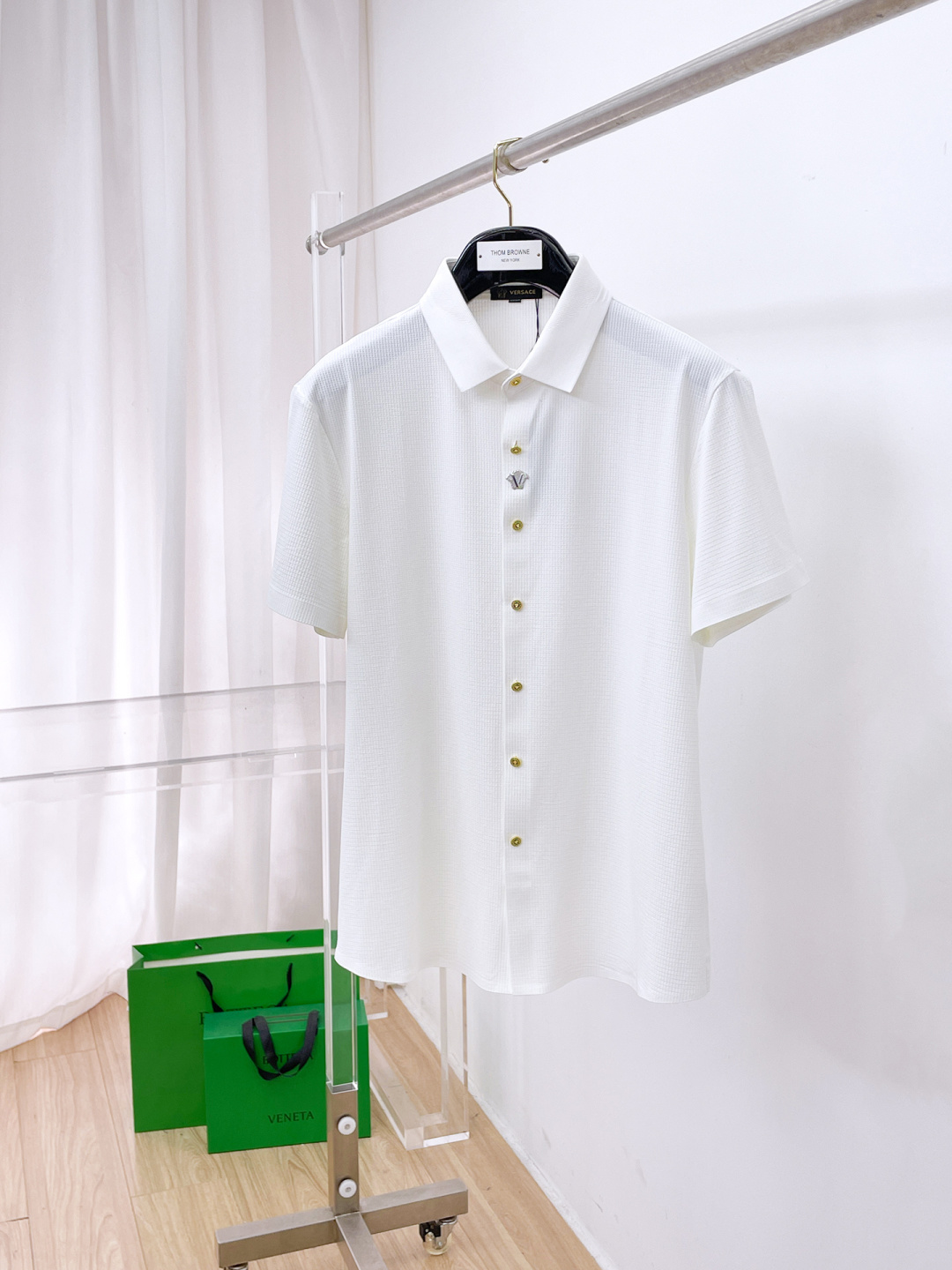 NO:848124,Versace 2026ss spring and summer fashion popular short-sleeved shirt, sold through trading company channels, in perfect condition, belongs to the cabinet level, predictable hot style, advanced customized imported long-staple cotton fabric, master tailoring, invincible texture, excellent skin-friendly, very outstanding aesthetic design, exquisite craftsmanship, smooth lines, perfect match!  Easily upgrade your sense of fashion, with high recognition, great upper body effect, extremely sophisticated and rigorous workmanship, neat and meticulous wiring, it can be worn for business or daily leisure!  Counter size M-3xl,,versace,shirts,T-shirt,19860909范思哲 2026ss春夏时尚大爆款短袖衬衫,贸易公司渠道货,品相完美如斯,属于入柜级别,可预见性的爆款,高级定制进口长绒棉面料,大师级剪裁,质感无敌,亲肤性极佳,非常出彩的美学设计,工艺精湛,线条流畅,完美搭配！轻松将时髦感进阶,有着高强辨识度,上身效果超赞,做工极为考究严谨,走线工整细致,商务抑或日常休闲均可搭配！专柜尺码 M-3xl,,versace,shirts,T-shirt,,Men's clothing