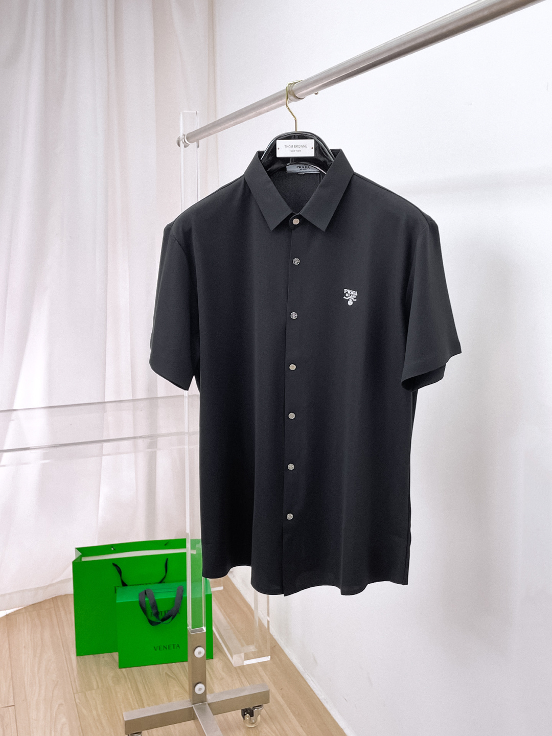 NO:848130,PRADA 2026ss spring and summer fashion hot-selling short-sleeved shirt, sold through trading company channels, in perfect condition, belongs to the cabinet level, predictable hot style, advanced customized imported long-staple cotton fabric, master tailoring, invincible texture, excellent skin-friendly, very outstanding aesthetic design, exquisite craftsmanship, smooth lines, perfect match!  Easily upgrade your sense of fashion, with high recognition, great upper body effect, extremely sophisticated and rigorous workmanship, neat and meticulous wiring, it can be worn for business or daily leisure!  Counter size M-3xl,,prada,prada,shirts,T-shirt,19860909PRADA 普拉达 2026ss春夏时尚大爆款短袖衬衫,贸易公司渠道货,品相完美如斯,属于入柜级别,可预见性的爆款,高级定制进口长绒棉面料,大师级剪裁,质感无敌,亲肤性极佳,非常出彩的美学设计,工艺精湛,线条流畅,完美搭配！轻松将时髦感进阶,有着高强辨识度,上身效果超赞,做工极为考究严谨,走线工整细致,商务抑或日常休闲均可搭配！专柜尺码 M-3xl,,prada,prada,shirts,T-shirt,,Men's clothing