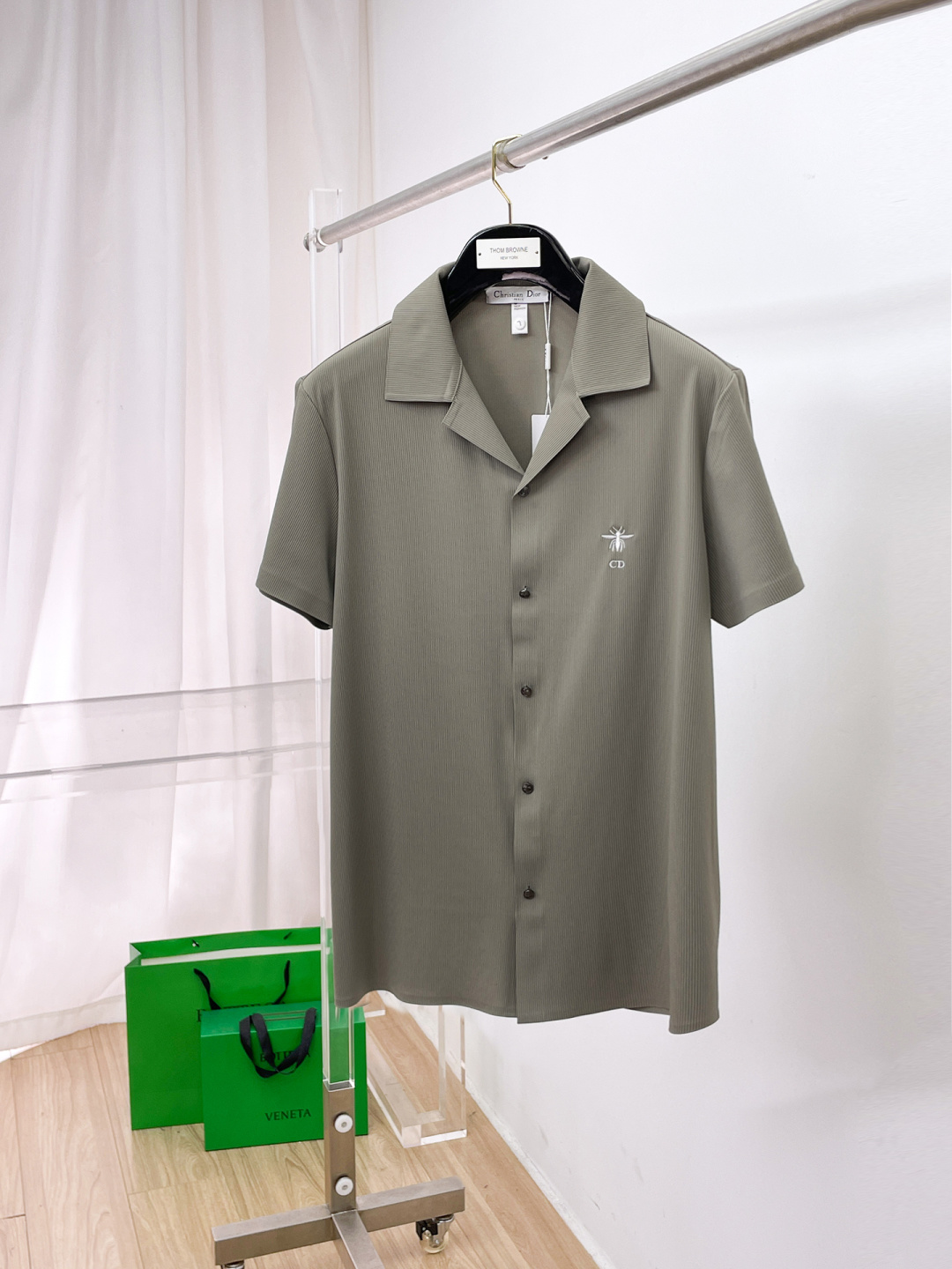 NO:848127,Dior Dior 2026ss spring and summer fashion hot-selling short-sleeved shirt, sold through trading company channels, in perfect condition, belongs to cabinet level, predictable hot style, advanced custom imported long-staple cotton fabric, master tailoring, invincible texture, excellent skin-friendly, very outstanding aesthetic design, exquisite craftsmanship, smooth lines, perfect match!  Easily upgrade your sense of fashion, with high recognition, great upper body effect, extremely sophisticated and rigorous workmanship, neat and meticulous wiring, it can be worn for business or daily leisure!  Counter size M-3xl,,dior,dior,shirts,T-shirt,19860909Dior 迪奥 2026ss春夏时尚大爆款短袖衬衫,贸易公司渠道货,品相完美如斯,属于入柜级别,可预见性的爆款,高级定制进口长绒棉面料,大师级剪裁,质感无敌,亲肤性极佳,非常出彩的美学设计,工艺精湛,线条流畅,完美搭配！轻松将时髦感进阶,有着高强辨识度,上身效果超赞,做工极为考究严谨,走线工整细致,商务抑或日常休闲均可搭配！专柜尺码 M-3xl,,dior,dior,shirts,T-shirt,,Men's clothing