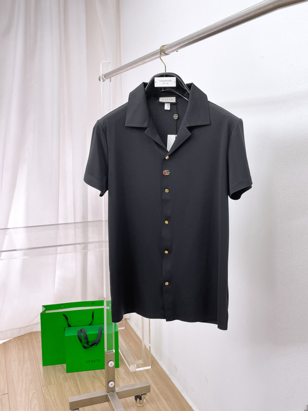 NO:848120,GUCCI Gucci 2026ss spring and summer fashion hot-selling short-sleeved shirt, sold through trading company channels, in perfect condition, belongs to cabinet level, predictable hot style, advanced custom imported long-staple cotton fabric, master tailoring, invincible texture, excellent skin-friendly, very outstanding aesthetic design, exquisite craftsmanship, smooth lines, perfect match!  Easily upgrade your sense of fashion, with high recognition, great upper body effect, extremely sophisticated and rigorous workmanship, neat and meticulous wiring, it can be worn for business or daily leisure!  Counter size M-3xl,,gucci,shirts,T-shirt,19860909GUCCI 古奇 2026ss春夏时尚大爆款短袖衬衫,贸易公司渠道货,品相完美如斯,属于入柜级别,可预见性的爆款,高级定制进口长绒棉面料,大师级剪裁,质感无敌,亲肤性极佳,非常出彩的美学设计,工艺精湛,线条流畅,完美搭配！轻松将时髦感进阶,有着高强辨识度,上身效果超赞,做工极为考究严谨,走线工整细致,商务抑或日常休闲均可搭配！专柜尺码 M-3xl,,gucci,shirts,T-shirt,,Men's clothing