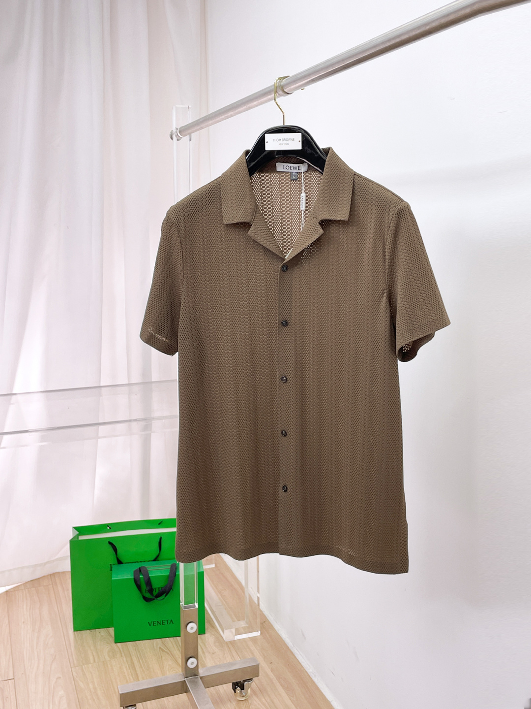NO:848118,Luo Yiwei's 2026ss spring and summer fashion hot-selling short-sleeved shirt, sold through trading company channels, in perfect condition, belongs to the cabinet level, predictable hot style, advanced custom-made imported long-staple cotton fabric, master tailoring, invincible texture, excellent skin-friendly, very outstanding aesthetic design, exquisite craftsmanship, smooth lines, perfect match!  Easily upgrade your sense of fashion, with high recognition, great upper body effect, extremely sophisticated and rigorous workmanship, neat and meticulous wiring, it can be worn for business or daily leisure!  Counter size M-3xl,,loewe,shirts,T-shirt,19860909罗意威 2026ss春夏时尚大爆款短袖衬衫,贸易公司渠道货,品相完美如斯,属于入柜级别,可预见性的爆款,高级定制进口长绒棉面料,大师级剪裁,质感无敌,亲肤性极佳,非常出彩的美学设计,工艺精湛,线条流畅,完美搭配！轻松将时髦感进阶,有着高强辨识度,上身效果超赞,做工极为考究严谨,走线工整细致,商务抑或日常休闲均可搭配！专柜尺码 M-3xl,,loewe,shirts,T-shirt,,Men's clothing