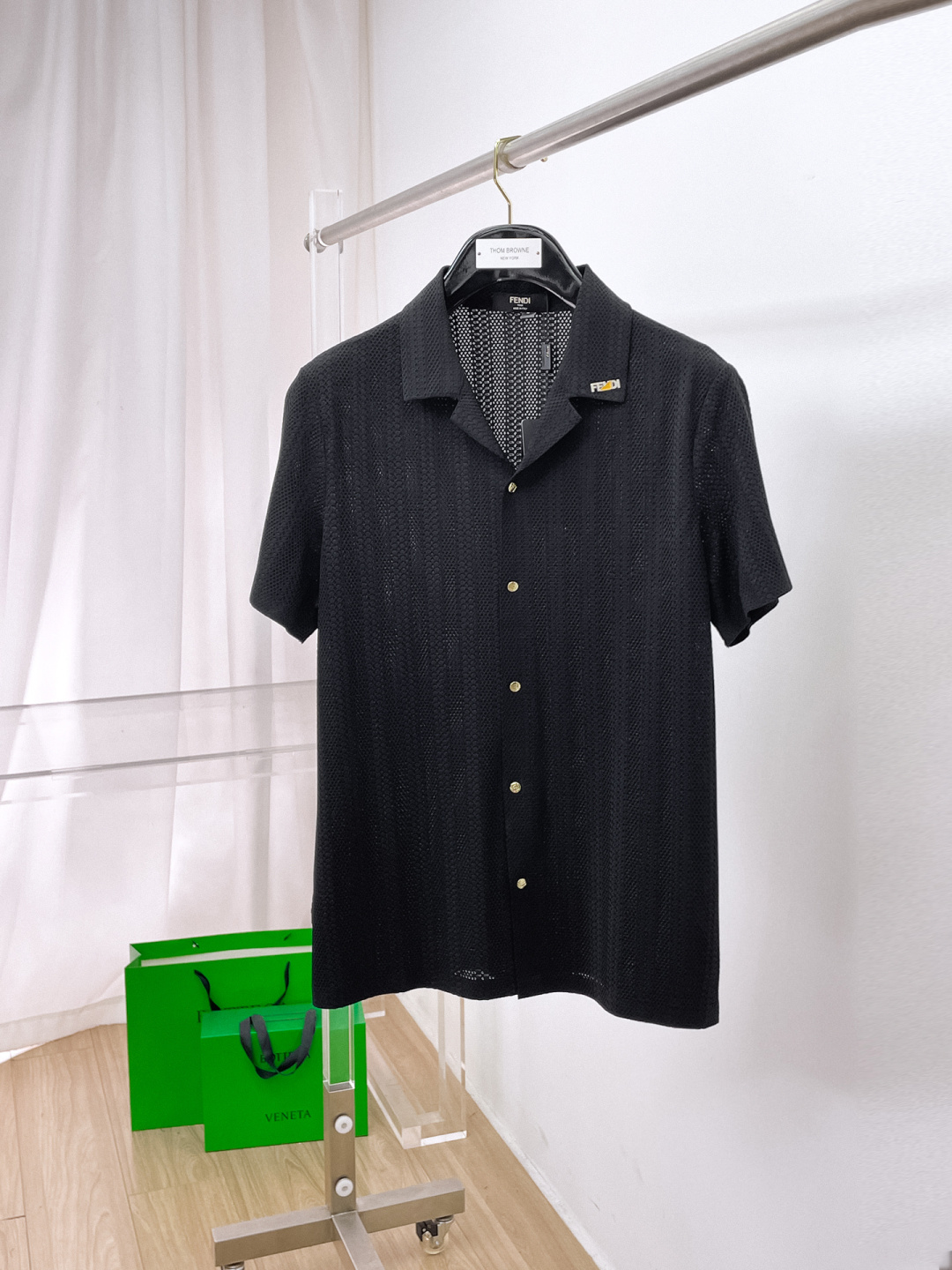 NO:848115,FENDI Fendi 2026ss spring and summer fashion hot-selling short-sleeved shirt, sold through trading company channels, in perfect condition, belongs to the cabinet level, predictable hot style, advanced custom imported long-staple cotton fabric, master tailoring, invincible texture, excellent skin-friendly, very outstanding aesthetic design, exquisite craftsmanship, smooth lines, perfect match!  Easily upgrade your sense of fashion, with high recognition, great upper body effect, extremely sophisticated and rigorous workmanship, neat and meticulous wiring, it can be worn for business or daily leisure!  Counter size M-3xl,,fendi,fendi,shirts,T-shirt,19860909FENDI 芬迪 2026ss春夏时尚大爆款短袖衬衫,贸易公司渠道货,品相完美如斯,属于入柜级别,可预见性的爆款,高级定制进口长绒棉面料,大师级剪裁,质感无敌,亲肤性极佳,非常出彩的美学设计,工艺精湛,线条流畅,完美搭配！轻松将时髦感进阶,有着高强辨识度,上身效果超赞,做工极为考究严谨,走线工整细致,商务抑或日常休闲均可搭配！专柜尺码 M-3xl,,fendi,fendi,shirts,T-shirt,,Men's clothing