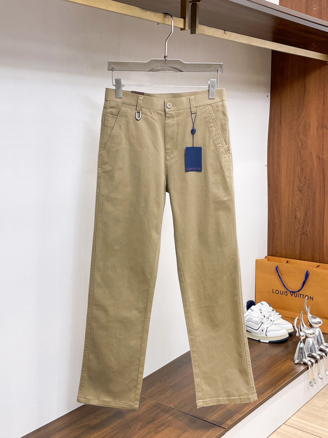 NO:846590,LV casual pants, trousers 2025SS autumn and winter new style, special fabric for advanced custom pants, customized original hardware, heavy craftsmanship, fine turning and routing, customized fabric, soft and comfortable, significant texture, exquisite accessories, excellent upper body effect, complete three standards, standard size 29-38, no 35,, louis vuitton,19860909LV 休闲裤 西裤2025SS秋冬新款 高级定制裤子专用面料 定制原版五金 重工工艺打造 车工走线精细 定制面料 柔软舒适 质感显著 辅料精美 上身效果超赞 三标齐全 标准尺码29-38,无35,,louis vuitton,,Men's clothing