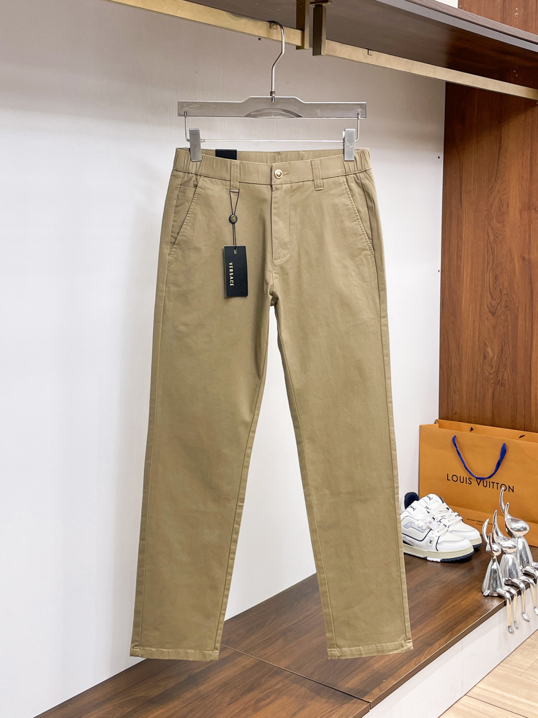 NO:846593,Versace casual pants, trousers 2025SS autumn and winter new style, special fabric for advanced custom pants, customized original hardware, heavy craftsmanship, fine lathe wiring, customized fabric, soft and comfortable, significant texture, exquisite accessories, great upper body effect, complete three standards, standard size 29-38, no 35,,versace,19860909范思哲 休闲裤 西裤2025SS秋冬新款 高级定制裤子专用面料 定制原版五金 重工工艺打造 车工走线精细 定制面料 柔软舒适 质感显著 辅料精美 上身效果超赞 三标齐全 标准尺码29-38,无35,,versace,,Men's clothing