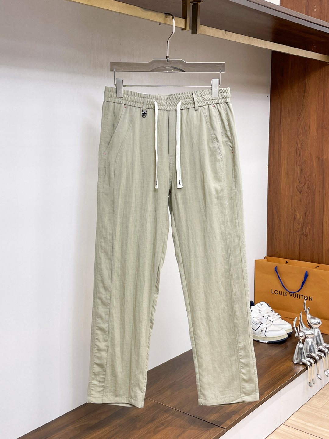 NO:846595,GUCCI Gucci casual pants and trousers 2025SS autumn and winter new style, special fabric for advanced custom pants, customized original hardware, heavy craftsmanship, fine turning and routing, customized fabric, soft and comfortable, significant texture, exquisite accessories, great upper body effect, complete three standards, standard size 29-38, no 35,,gucci,19860909GUCCI 古奇 休闲裤 西裤2025SS秋冬新款 高级定制裤子专用面料 定制原版五金 重工工艺打造 车工走线精细 定制面料 柔软舒适 质感显著 辅料精美 上身效果超赞 三标齐全 标准尺码29-38,无35,,gucci,,Men's clothing