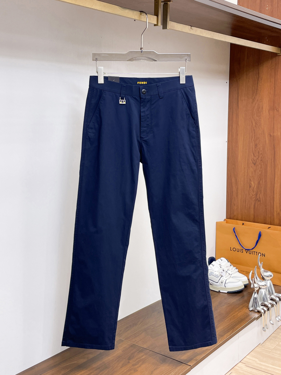 NO:846600,FENDI Fendi casual pants, trousers 2025SS autumn and winter new style, special fabric for advanced custom pants, customized original hardware, heavy craftsmanship, fine turning and routing, customized fabric, soft and comfortable, significant texture, exquisite accessories, great upper body effect, complete three standards, standard size 29-38, no 35,,fendi,fendi,19860909FENDI 芬迪 休闲裤 西裤2025SS秋冬新款 高级定制裤子专用面料 定制原版五金 重工工艺打造 车工走线精细 定制面料 柔软舒适 质感显著 辅料精美 上身效果超赞 三标齐全 标准尺码29-38,无35,,fendi,fendi,,Men's clothing
