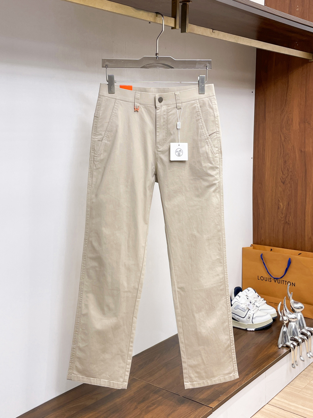 NO:846602,Hermès casual pants, trousers 2025SS autumn and winter new style, special fabric for advanced custom pants, customized original hardware, heavy craftsmanship, fine turning and routing, customized fabric, soft and comfortable, significant texture, exquisite accessories, great upper body effect, complete three standards, standard size 29-38, no 35,, hermes,19860909爱马仕 休闲裤 西裤2025SS秋冬新款 高级定制裤子专用面料 定制原版五金 重工工艺打造 车工走线精细 定制面料 柔软舒适 质感显著 辅料精美 上身效果超赞 三标齐全 标准尺码29-38,无35,,hermes,,Men's clothing