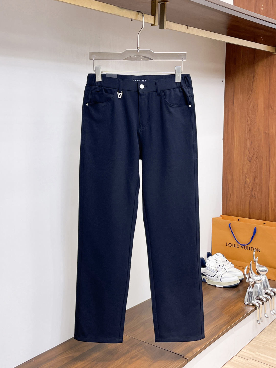 NO:846603,Versace casual pants, trousers 2025SS autumn and winter new style, special fabric for advanced custom pants, customized original hardware, heavy craftsmanship, fine lathe wiring, customized fabric, soft and comfortable, significant texture, exquisite accessories, great upper body effect, complete three standards, standard size 29-38, no 35,,versace,19860909范思哲 休闲裤 西裤2025SS秋冬新款 高级定制裤子专用面料 定制原版五金 重工工艺打造 车工走线精细 定制面料 柔软舒适 质感显著 辅料精美 上身效果超赞 三标齐全 标准尺码29-38,无35,,versace,,Men's clothing