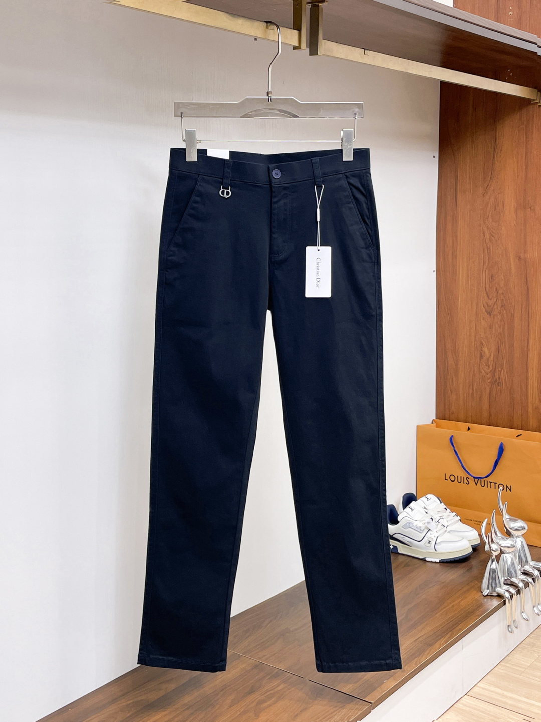 NO:846606,Dior casual pants and trousers 2025SS autumn and winter new style. Special fabric for advanced custom pants. Customized original hardware. Made with heavy craftsmanship. Fine lathes. Customized fabric. Soft and comfortable. Remarkable texture. Exquisite accessories. Excellent upper body effect. Complete three standards. Standard sizes 29-38, no 35,, dior, dior,19860909Dior 迪奥 休闲裤 西裤2025SS秋冬新款 高级定制裤子专用面料 定制原版五金 重工工艺打造 车工走线精细 定制面料 柔软舒适 质感显著 辅料精美 上身效果超赞 三标齐全 标准尺码29-38,无35,,dior,dior,,Men's clothing