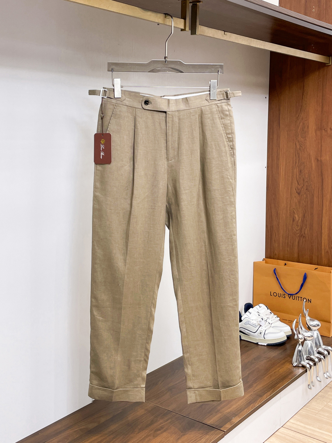 NO:846608,LP Casual Pants, Western Pants 2025SS Autumn and Winter New Style, Special Fabric for Advanced Customized Pants, Customized Original Hardware, Heavy Craftsmanship, Fine Lathe Lines, Customized Fabric, Soft and Comfortable, Remarkable Texture, Exquisite Accessories, Excellent Upper Body Effect, Complete Three Standards, Standard Sizes 29-38, No 35,, loro piana,19860909LP 休闲裤 西裤2025SS秋冬新款 高级定制裤子专用面料 定制原版五金 重工工艺打造 车工走线精细 定制面料 柔软舒适 质感显著 辅料精美 上身效果超赞 三标齐全 标准尺码29-38,无35,,loro piana,,Men's clothing