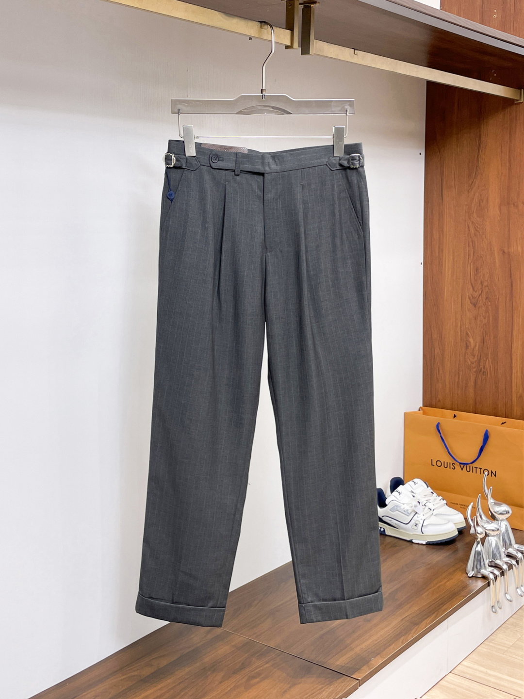NO:846609,LV casual pants, trousers 2025SS autumn and winter new style, special fabric for advanced custom pants, customized original hardware, heavy craftsmanship, fine turning and routing, customized fabric, soft and comfortable, significant texture, exquisite accessories, excellent upper body effect, complete three standards, standard size 29-38, no 35,, louis vuitton,19860909LV 休闲裤 西裤2025SS秋冬新款 高级定制裤子专用面料 定制原版五金 重工工艺打造 车工走线精细 定制面料 柔软舒适 质感显著 辅料精美 上身效果超赞 三标齐全 标准尺码29-38,无35,,louis vuitton,,Men's clothing