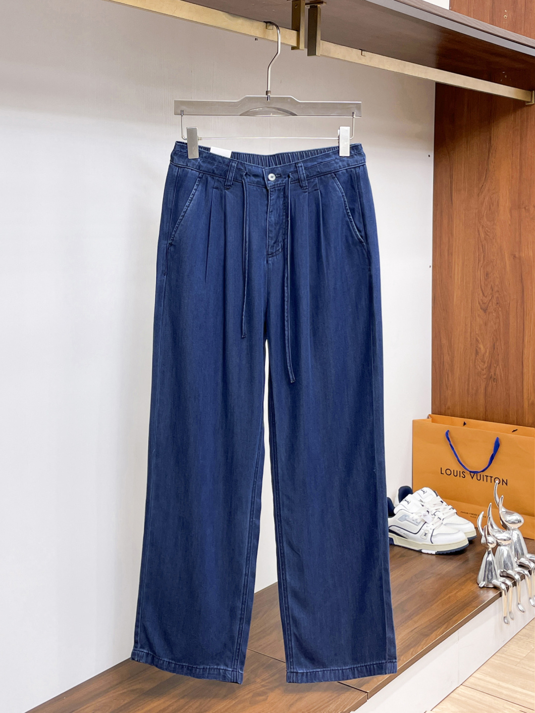 NO:846611,Dior casual pants and trousers 2025SS autumn and winter new style. Special fabric for advanced custom pants. Customized original hardware. Made with heavy craftsmanship. Fine lathes. Customized fabric. Soft and comfortable. Remarkable texture. Exquisite accessories. Excellent upper body effect. Complete three standards. Standard sizes 29-38, no 35,, dior, dior,19860909Dior 迪奥 休闲裤 西裤2025SS秋冬新款 高级定制裤子专用面料 定制原版五金 重工工艺打造 车工走线精细 定制面料 柔软舒适 质感显著 辅料精美 上身效果超赞 三标齐全 标准尺码29-38,无35,,dior,dior,,Men's clothing