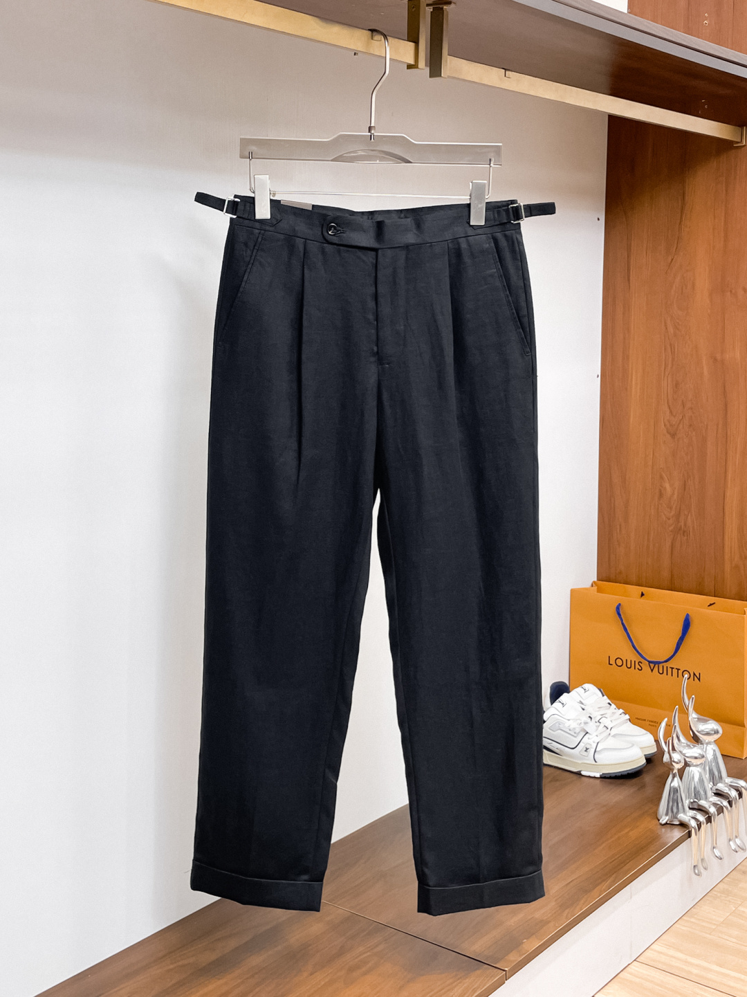 NO:846613,GUCCI Gucci casual pants and trousers 2025SS autumn and winter new style, special fabric for advanced custom pants, customized original hardware, heavy craftsmanship, fine turning and routing, customized fabric, soft and comfortable, significant texture, exquisite accessories, great upper body effect, complete three standards, standard size 29-38, no 35,,gucci,19860909GUCCI 古奇 休闲裤 西裤2025SS秋冬新款 高级定制裤子专用面料 定制原版五金 重工工艺打造 车工走线精细 定制面料 柔软舒适 质感显著 辅料精美 上身效果超赞 三标齐全 标准尺码29-38,无35,,gucci,,Men's clothing