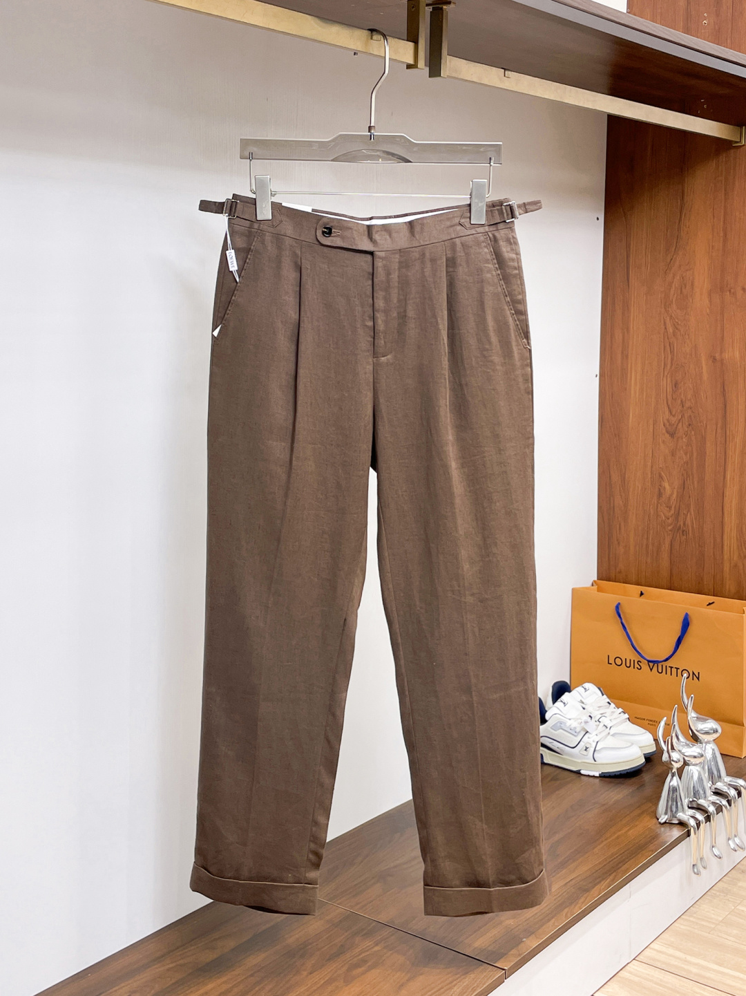 NO:846615,Loewe casual pants, trousers 2025SS autumn and winter new style, special fabric for advanced custom pants, customized original hardware, heavy craftsmanship, fine lathe wiring, customized fabrics, soft and comfortable, significant texture, exquisite accessories, great upper body effect, complete three standards, standard size 29-38, no 35,,loewe,19860909罗意威 休闲裤 西裤2025SS秋冬新款 高级定制裤子专用面料 定制原版五金 重工工艺打造 车工走线精细 定制面料 柔软舒适 质感显著 辅料精美 上身效果超赞 三标齐全 标准尺码29-38,无35,,loewe,,Men's clothing
