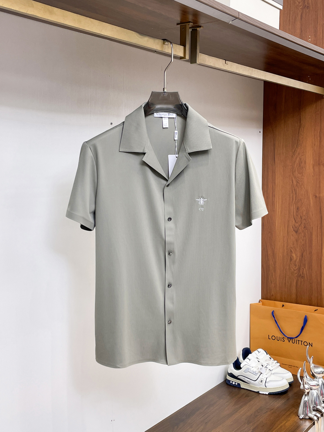 NO:849723,Dior Dior Gucci 2026ss spring and summer fashion hot-selling short-sleeved shirt, sold through trading company channels, in perfect condition, belongs to cabinet level, predictable hot style, advanced custom-made imported long-staple cotton fabric, master tailoring, invincible texture, excellent skin-friendly, very outstanding aesthetic design, exquisite craftsmanship, smooth lines, perfect match!  Easily upgrade your sense of fashion, with high recognition, great upper body effect, extremely sophisticated and rigorous workmanship, neat and meticulous wiring, it can be worn for business or daily leisure!  Counter size M-3xl,,dior,dior,shirts,T-shirt,19860909Dior 迪奥 古奇 2026ss春夏时尚大爆款短袖衬衫,贸易公司渠道货,品相完美如斯,属于入柜级别,可预见性的爆款,高级定制进口长绒棉面料,大师级剪裁,质感无敌,亲肤性极佳,非常出彩的美学设计,工艺精湛,线条流畅,完美搭配！轻松将时髦感进阶,有着高强辨识度,上身效果超赞,做工极为考究严谨,走线工整细致,商务抑或日常休闲均可搭配！专柜尺码 M-3xl,,dior,dior,shirts,T-shirt,,Men's clothing