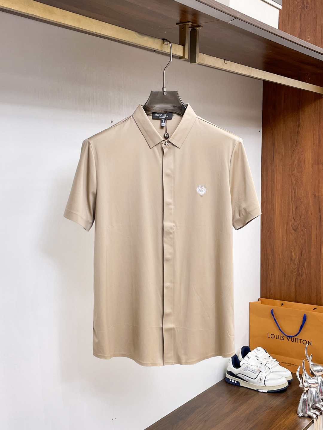 NO:849726,LP 2006ss spring and summer fashion popular short-sleeved shirt, sold through trading company channels, in perfect condition, belongs to cabinet level, predictable hot style, advanced customized imported long-staple cotton fabric, master tailoring, invincible texture, excellent skin-friendly, very outstanding aesthetic design, exquisite craftsmanship, smooth lines, perfect match!  Easily upgrade your sense of fashion, with high recognition, great upper body effect, extremely sophisticated and rigorous workmanship, neat and meticulous wiring, it can be worn for business or daily leisure!  Counter size M-3xl,,loro piana,shirts,T-shirt,19860909LP 2006ss春夏时尚大爆款短袖衬衫,贸易公司渠道货,品相完美如斯,属于入柜级别,可预见性的爆款,高级定制进口长绒棉面料,大师级剪裁,质感无敌,亲肤性极佳,非常出彩的美学设计,工艺精湛,线条流畅,完美搭配！轻松将时髦感进阶,有着高强辨识度,上身效果超赞,做工极为考究严谨,走线工整细致,商务抑或日常休闲均可搭配！专柜尺码 M-3xl,,loro piana,shirts,T-shirt,,Men's clothing