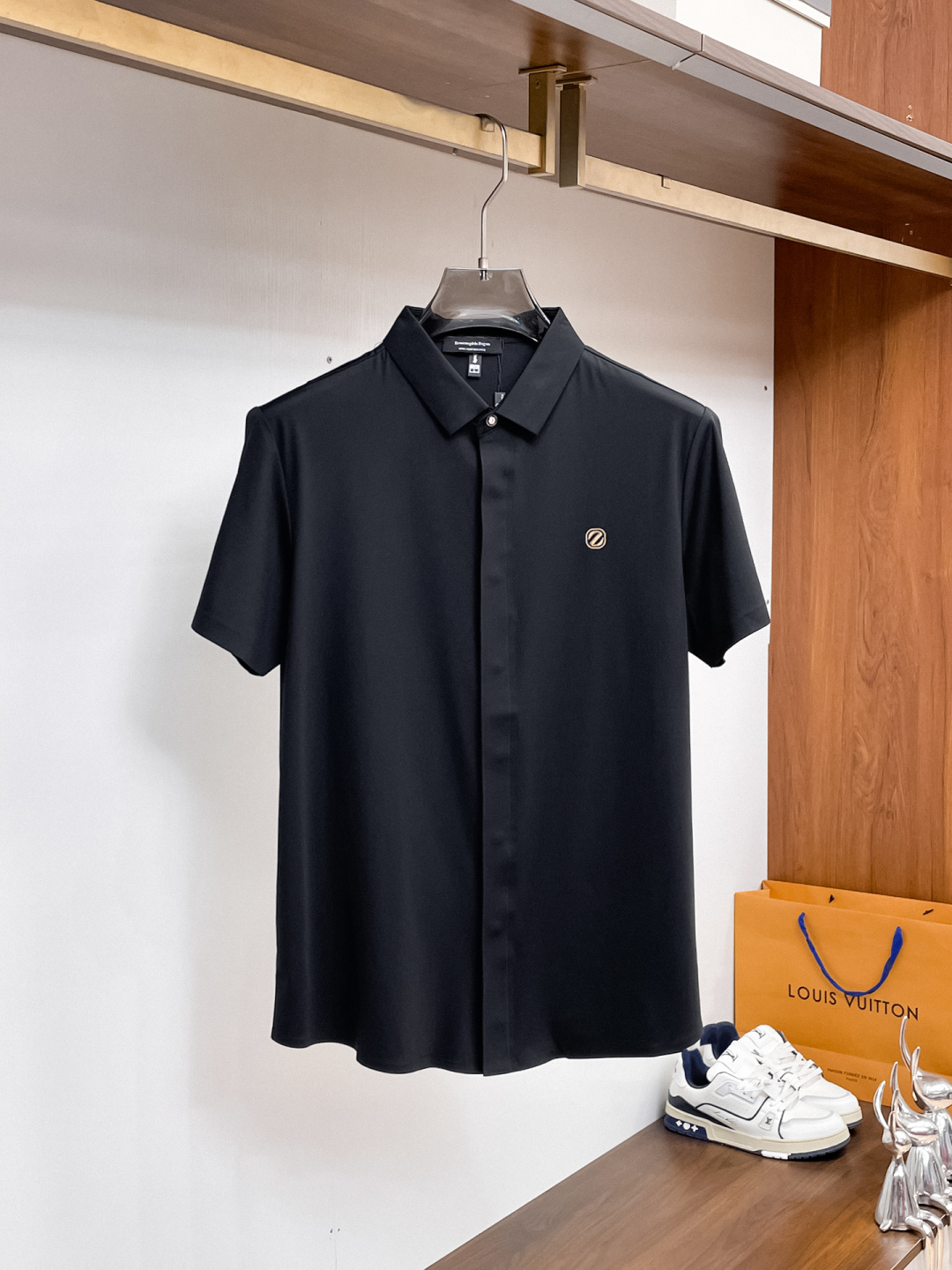 NO:849700,Ermenegildo Zegna's 2026ss spring and summer fashion hot-selling short-sleeved shirt, sold through trading company channels, in perfect condition, belongs to the cabinet level, predictable hot style, advanced customized imported long-staple cotton fabric, master tailoring, invincible texture, excellent skin-friendly, very outstanding aesthetic design, exquisite craftsmanship, smooth lines, perfect match!  Easily upgrade your sense of fashion, with high recognition, great upper body effect, extremely sophisticated and rigorous workmanship, neat and meticulous wiring, it can be worn for business or daily leisure!  Counter size M-3xl,,zegna,shirts,T-shirt,19860909杰尼亚 2026ss春夏时尚大爆款短袖衬衫,贸易公司渠道货,品相完美如斯,属于入柜级别,可预见性的爆款,高级定制进口长绒棉面料,大师级剪裁,质感无敌,亲肤性极佳,非常出彩的美学设计,工艺精湛,线条流畅,完美搭配！轻松将时髦感进阶,有着高强辨识度,上身效果超赞,做工极为考究严谨,走线工整细致,商务抑或日常休闲均可搭配！专柜尺码 M-3xl,,zegna,shirts,T-shirt,,Men's clothing