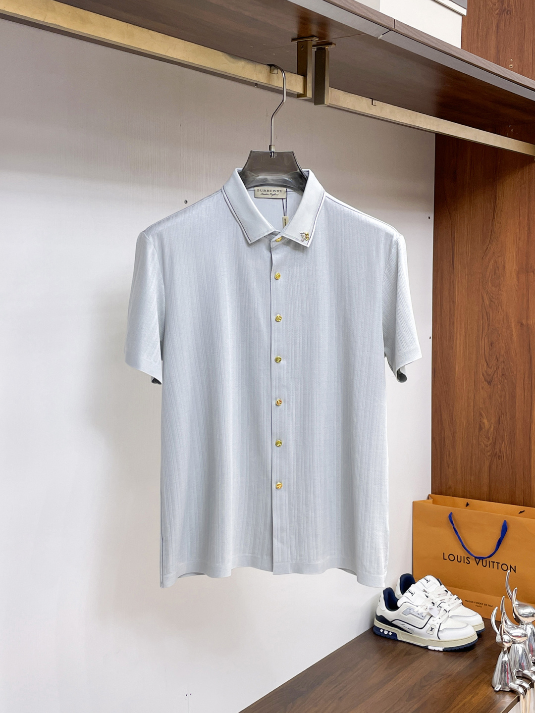 NO:849703,Burberry 2026ss spring and summer fashion hot-selling short-sleeved shirt, sold through trading company channels, in perfect condition, belongs to cabinet level, predictable hot style, advanced customized imported long-staple cotton fabric, master tailoring, invincible texture, excellent skin-friendly, very outstanding aesthetic design, exquisite craftsmanship, smooth lines, perfect match!  Easily upgrade your sense of fashion, with high recognition, great upper body effect, extremely sophisticated and rigorous workmanship, neat and meticulous wiring, it can be worn for business or daily leisure!  Counter size M-3xl,,burberry,burberry,shirts,T-shirt,19860909Burberry 巴宝莉 2026ss春夏时尚大爆款短袖衬衫,贸易公司渠道货,品相完美如斯,属于入柜级别,可预见性的爆款,高级定制进口长绒棉面料,大师级剪裁,质感无敌,亲肤性极佳,非常出彩的美学设计,工艺精湛,线条流畅,完美搭配！轻松将时髦感进阶,有着高强辨识度,上身效果超赞,做工极为考究严谨,走线工整细致,商务抑或日常休闲均可搭配！专柜尺码 M-3xl,,burberry,burberry,shirts,T-shirt,,Men's clothing