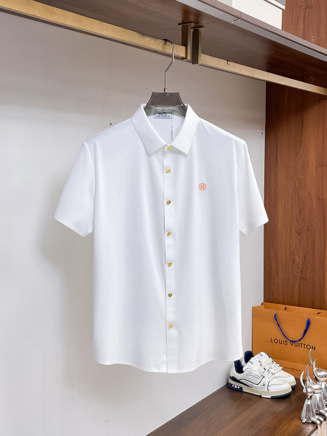NO:849709,Hermès 2026ss spring and summer fashion hot-selling short-sleeved shirt, sold through trading company channels, in perfect condition, belongs to cabinet level, predictable hot style, advanced customized imported long-staple cotton fabric, master tailoring, invincible texture, excellent skin-friendly, very outstanding aesthetic design, exquisite craftsmanship, smooth lines, perfect match!  Easily upgrade your sense of fashion, with high recognition, great upper body effect, extremely sophisticated and rigorous workmanship, neat and meticulous wiring, it can be worn for business or daily leisure!  Counter size M-3xl,,hermes,shirts,T-shirt,19860909爱马仕 2026ss春夏时尚大爆款短袖衬衫,贸易公司渠道货,品相完美如斯,属于入柜级别,可预见性的爆款,高级定制进口长绒棉面料,大师级剪裁,质感无敌,亲肤性极佳,非常出彩的美学设计,工艺精湛,线条流畅,完美搭配！轻松将时髦感进阶,有着高强辨识度,上身效果超赞,做工极为考究严谨,走线工整细致,商务抑或日常休闲均可搭配！专柜尺码 M-3xl,,hermes,shirts,T-shirt,,Men's clothing