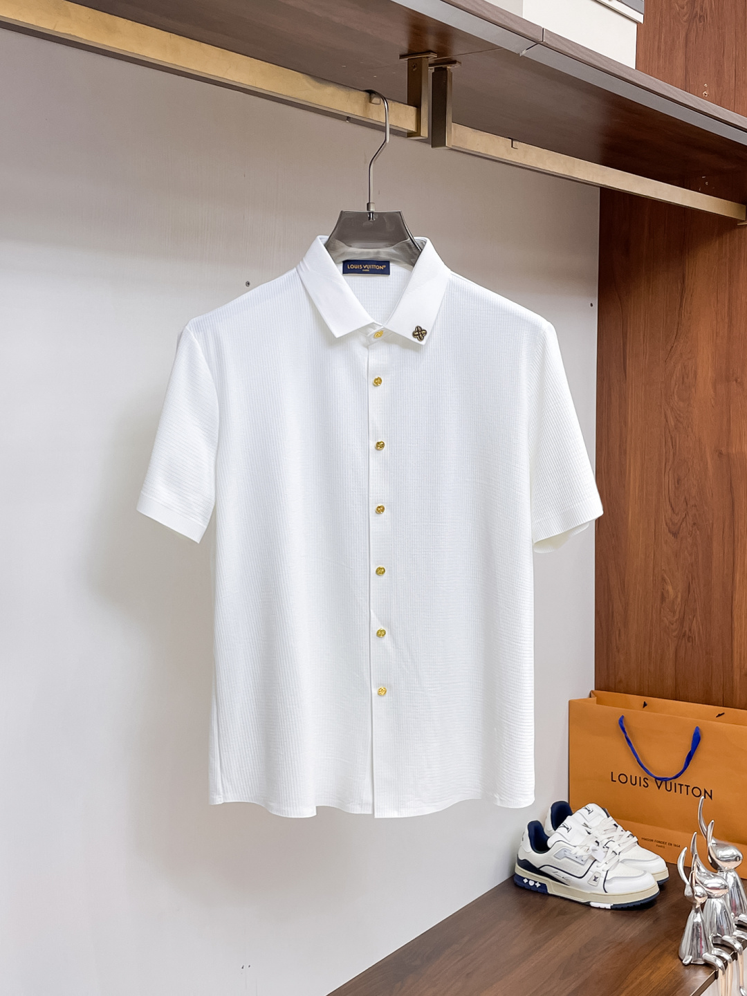 NO:849712,LV 2026ss spring and summer fashion hot-selling short-sleeved shirt, sold through trading company channels, in perfect condition, belongs to cabinet level, predictable hot-selling, advanced customized imported long-staple cotton fabric, master tailoring, invincible texture, excellent skin-friendly, very outstanding aesthetic design, exquisite craftsmanship, smooth lines, perfect match!  Easily upgrade your sense of fashion, with high recognition, great upper body effect, extremely sophisticated and rigorous workmanship, neat and meticulous wiring, it can be worn for business or daily leisure!  Counter size M-3xl,,louis vuitton,shirts,T-shirt,19860909LV 2026ss春夏时尚大爆款短袖衬衫,贸易公司渠道货,品相完美如斯,属于入柜级别,可预见性的爆款,高级定制进口长绒棉面料,大师级剪裁,质感无敌,亲肤性极佳,非常出彩的美学设计,工艺精湛,线条流畅,完美搭配！轻松将时髦感进阶,有着高强辨识度,上身效果超赞,做工极为考究严谨,走线工整细致,商务抑或日常休闲均可搭配！专柜尺码 M-3xl,,louis vuitton,shirts,T-shirt,,Men's clothing