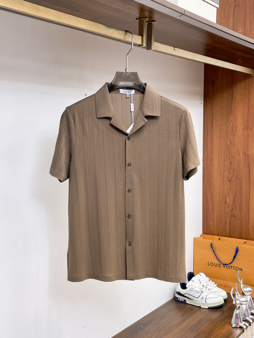 NO:849715,Luo Yiwei's 2026ss spring and summer fashion hot-selling short-sleeved shirt, sold through trading company channels, in perfect condition, belongs to the cabinet level, predictable hot style, advanced custom-made imported long-staple cotton fabric, master tailoring, invincible texture, excellent skin-friendly, very outstanding aesthetic design, exquisite craftsmanship, smooth lines, perfect match!  Easily upgrade your sense of fashion, with high recognition, great upper body effect, extremely sophisticated and rigorous workmanship, neat and meticulous wiring, it can be worn for business or daily leisure!  Counter size M-3xl,,loewe,shirts,T-shirt,19860909罗意威 2026ss春夏时尚大爆款短袖衬衫,贸易公司渠道货,品相完美如斯,属于入柜级别,可预见性的爆款,高级定制进口长绒棉面料,大师级剪裁,质感无敌,亲肤性极佳,非常出彩的美学设计,工艺精湛,线条流畅,完美搭配！轻松将时髦感进阶,有着高强辨识度,上身效果超赞,做工极为考究严谨,走线工整细致,商务抑或日常休闲均可搭配！专柜尺码 M-3xl,,loewe,shirts,T-shirt,,Men's clothing