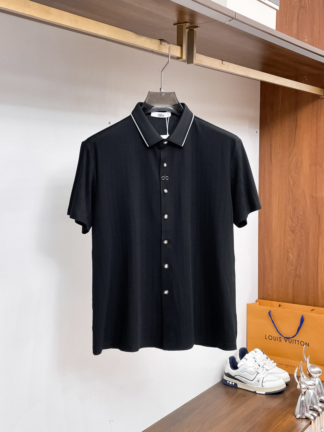 NO:849718,ALO 2026ss spring and summer fashion hot-selling short-sleeved shirt, sold through trading company channels, in perfect condition, belongs to cabinet level, predictable hot-selling, advanced customized imported long-staple cotton fabric, master tailoring, invincible texture, excellent skin-friendly, very outstanding aesthetic design, exquisite craftsmanship, smooth lines, perfect match!  Easily upgrade your sense of fashion, with high recognition, great upper body effect, extremely sophisticated and rigorous workmanship, neat and meticulous wiring, it can be worn for business or daily leisure!  Counter size M-3xl,,shirts,T-shirt,19860909ALO 2026ss春夏时尚大爆款短袖衬衫,贸易公司渠道货,品相完美如斯,属于入柜级别,可预见性的爆款,高级定制进口长绒棉面料,大师级剪裁,质感无敌,亲肤性极佳,非常出彩的美学设计,工艺精湛,线条流畅,完美搭配！轻松将时髦感进阶,有着高强辨识度,上身效果超赞,做工极为考究严谨,走线工整细致,商务抑或日常休闲均可搭配！专柜尺码 M-3xl,,shirts,T-shirt,,Men's clothing