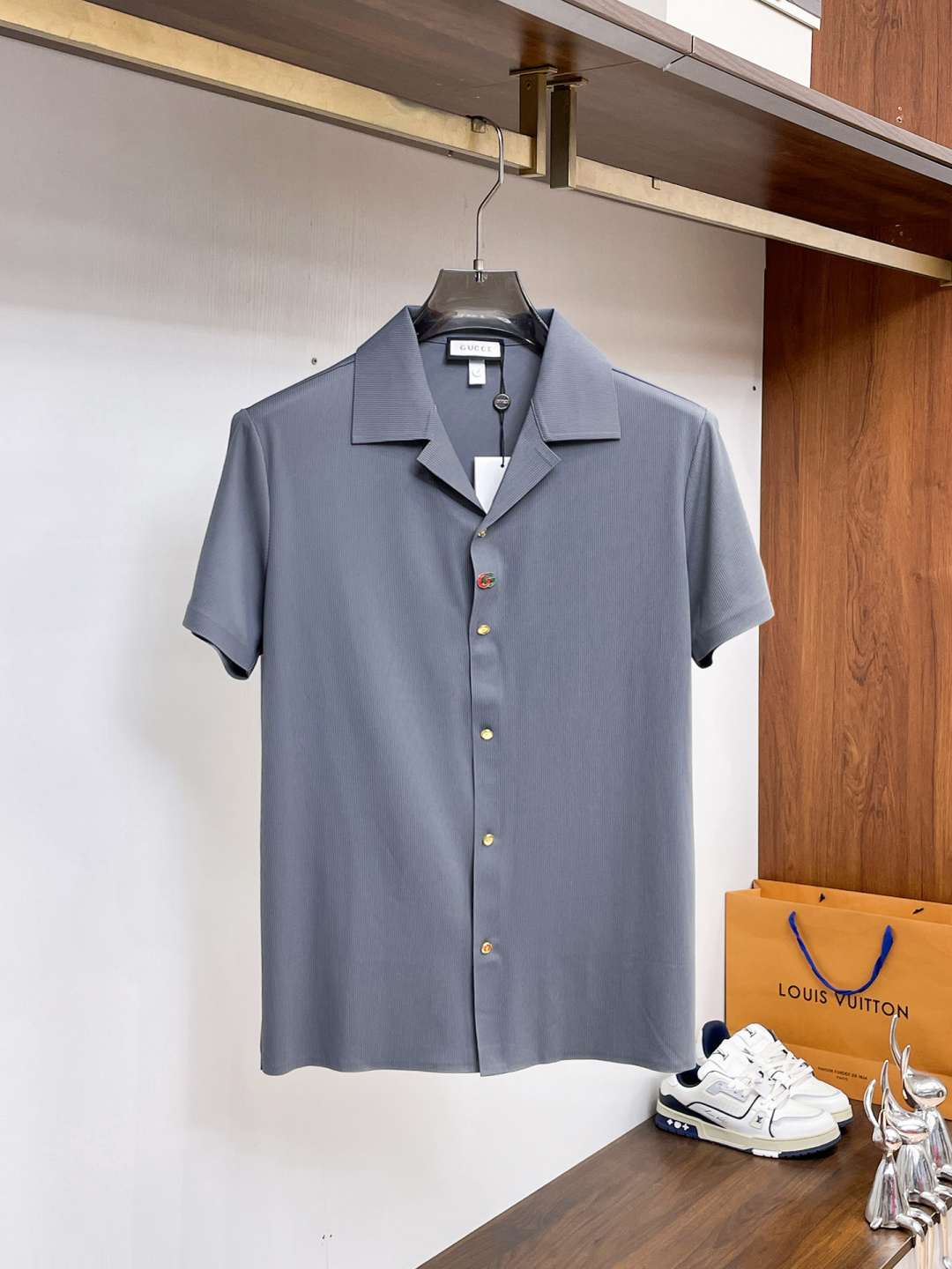 NO:849722,GUCCI Gucci 2026ss spring and summer fashion hot-selling short-sleeved shirt, sold through trading company channels, in perfect condition, belongs to cabinet level, predictable hot style, advanced custom imported long-staple cotton fabric, master tailoring, invincible texture, excellent skin-friendly, very outstanding aesthetic design, exquisite craftsmanship, smooth lines, perfect match!  Easily upgrade your sense of fashion, with high recognition, great upper body effect, extremely sophisticated and rigorous workmanship, neat and meticulous wiring, it can be worn for business or daily leisure!  Counter size M-3xl,,gucci,shirts,T-shirt,19860909GUCCI 古奇 2026ss春夏时尚大爆款短袖衬衫,贸易公司渠道货,品相完美如斯,属于入柜级别,可预见性的爆款,高级定制进口长绒棉面料,大师级剪裁,质感无敌,亲肤性极佳,非常出彩的美学设计,工艺精湛,线条流畅,完美搭配！轻松将时髦感进阶,有着高强辨识度,上身效果超赞,做工极为考究严谨,走线工整细致,商务抑或日常休闲均可搭配！专柜尺码 M-3xl,,gucci,shirts,T-shirt,,Men's clothing