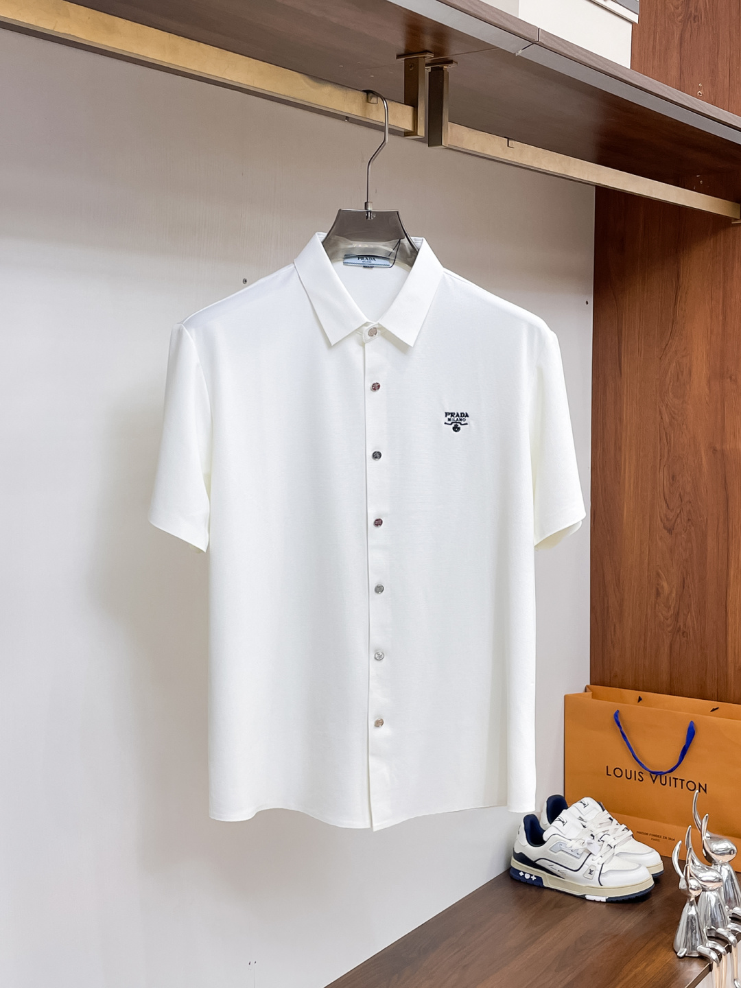 NO:849724,PRADA 2026ss spring and summer fashion hot-selling short-sleeved shirt, sold through trading company channels, in perfect condition, belongs to the cabinet level, predictable hot style, advanced customized imported long-staple cotton fabric, master tailoring, invincible texture, excellent skin-friendly, very outstanding aesthetic design, exquisite craftsmanship, smooth lines, perfect match!  Easily upgrade your sense of fashion, with high recognition, great upper body effect, extremely sophisticated and rigorous workmanship, neat and meticulous wiring, it can be worn for business or daily leisure!  Counter size M-3xl,,prada,prada,shirts,T-shirt,19860909PRADA 普拉达 2026ss春夏时尚大爆款短袖衬衫,贸易公司渠道货,品相完美如斯,属于入柜级别,可预见性的爆款,高级定制进口长绒棉面料,大师级剪裁,质感无敌,亲肤性极佳,非常出彩的美学设计,工艺精湛,线条流畅,完美搭配！轻松将时髦感进阶,有着高强辨识度,上身效果超赞,做工极为考究严谨,走线工整细致,商务抑或日常休闲均可搭配！专柜尺码 M-3xl,,prada,prada,shirts,T-shirt,,Men's clothing
