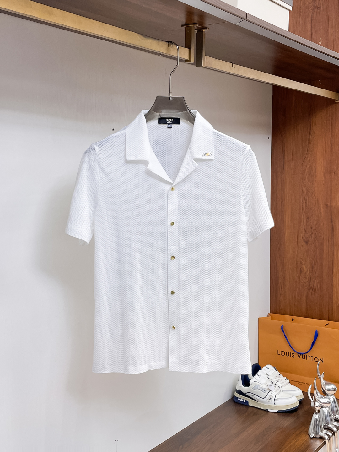 NO:849728,FENDI Fendi 2026ss spring and summer fashion hot-selling short-sleeved shirt, sold through trading company channels, in perfect condition, belongs to the cabinet level, predictable hot style, advanced custom imported long-staple cotton fabric, master tailoring, invincible texture, excellent skin-friendly, very outstanding aesthetic design, exquisite craftsmanship, smooth lines, perfect match!  Easily upgrade your sense of fashion, with high recognition, great upper body effect, extremely sophisticated and rigorous workmanship, neat and meticulous wiring, it can be worn for business or daily leisure!  Counter size M-3xl,,fendi,fendi,shirts,T-shirt,19860909FENDI 芬迪 2026ss春夏时尚大爆款短袖衬衫,贸易公司渠道货,品相完美如斯,属于入柜级别,可预见性的爆款,高级定制进口长绒棉面料,大师级剪裁,质感无敌,亲肤性极佳,非常出彩的美学设计,工艺精湛,线条流畅,完美搭配！轻松将时髦感进阶,有着高强辨识度,上身效果超赞,做工极为考究严谨,走线工整细致,商务抑或日常休闲均可搭配！专柜尺码 M-3xl,,fendi,fendi,shirts,T-shirt,,Men's clothing