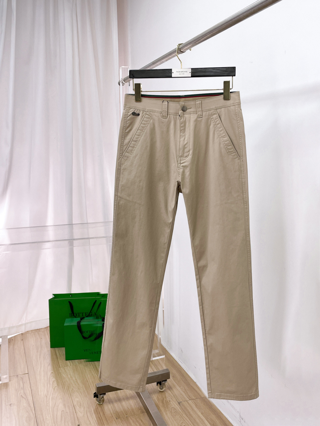 NO:863439,GUCCI Gucci casual pants and trousers 2026SS autumn and winter new style, special fabric for advanced custom pants, customized original hardware, heavy craftsmanship, fine turning and routing, customized fabric, soft and comfortable, significant texture, exquisite accessories, great upper body effect, complete three standards, standard size 29-38, no 35,,gucci,19860909GUCCI 古奇 休闲裤 西裤2026SS秋冬新款 高级定制裤子专用面料 定制原版五金 重工工艺打造 车工走线精细 定制面料 柔软舒适 质感显著 辅料精美 上身效果超赞 三标齐全 标准尺码29-38,无35,,gucci,,Men's clothing