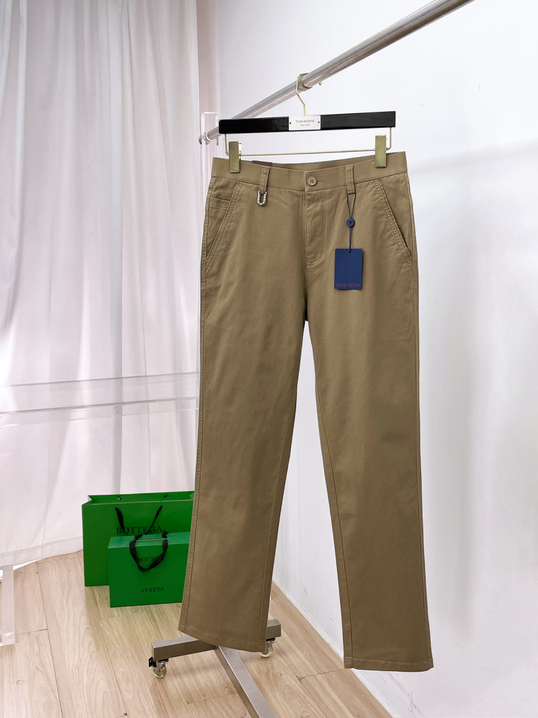 NO:863460,LV casual pants, trousers 2026SS autumn and winter new style, special fabric for advanced custom pants, customized original hardware, heavy craftsmanship, fine turning and routing, customized fabric, soft and comfortable, significant texture, exquisite accessories, excellent upper body effect, complete three standards, standard size 29-38, no 35,, louis vuitton,19860909LV 休闲裤 西裤2026SS秋冬新款 高级定制裤子专用面料 定制原版五金 重工工艺打造 车工走线精细 定制面料 柔软舒适 质感显著 辅料精美 上身效果超赞 三标齐全 标准尺码29-38,无35,,louis vuitton,,Men's clothing