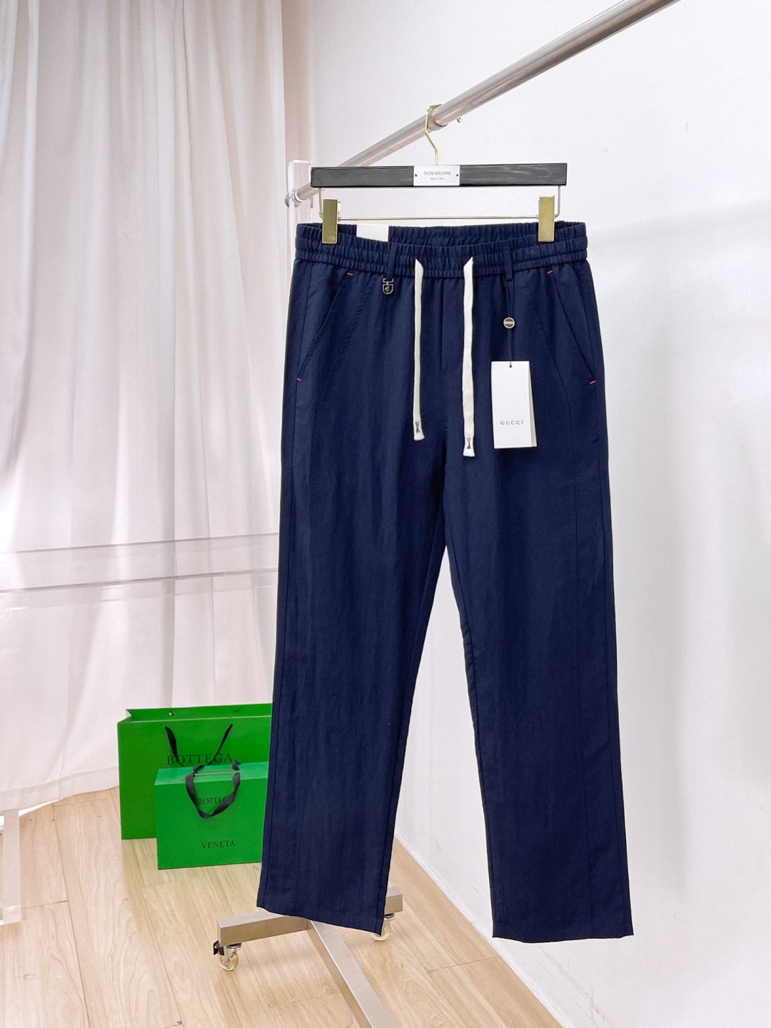 NO:863500,GUCCI Gucci casual pants and trousers 2026SS autumn and winter new style, special fabric for advanced custom pants, customized original hardware, heavy craftsmanship, fine turning and routing, customized fabric, soft and comfortable, significant texture, exquisite accessories, great upper body effect, complete three standards, standard size 29-38, no 35,,gucci,19860909GUCCI 古奇 休闲裤 西裤2026SS秋冬新款 高级定制裤子专用面料 定制原版五金 重工工艺打造 车工走线精细 定制面料 柔软舒适 质感显著 辅料精美 上身效果超赞 三标齐全 标准尺码29-38,无35,,gucci,,Men's clothing