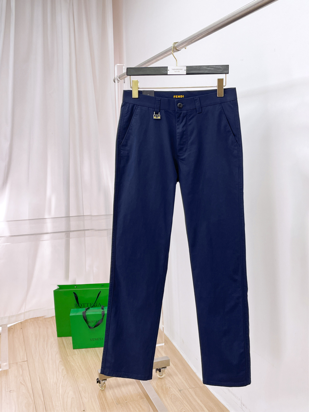 NO:863565,FENDI Fendi casual pants, trousers 2026SS autumn and winter new style, special fabric for advanced custom pants, customized original hardware, heavy craftsmanship, fine turning and routing, customized fabric, soft and comfortable, significant texture, exquisite accessories, excellent upper body effect, complete three standards, standard size 29-38, no 35,,fendi,fendi,19860909FENDI 芬迪 休闲裤 西裤2026SS秋冬新款 高级定制裤子专用面料 定制原版五金 重工工艺打造 车工走线精细 定制面料 柔软舒适 质感显著 辅料精美 上身效果超赞 三标齐全 标准尺码29-38,无35,,fendi,fendi,,Men's clothing