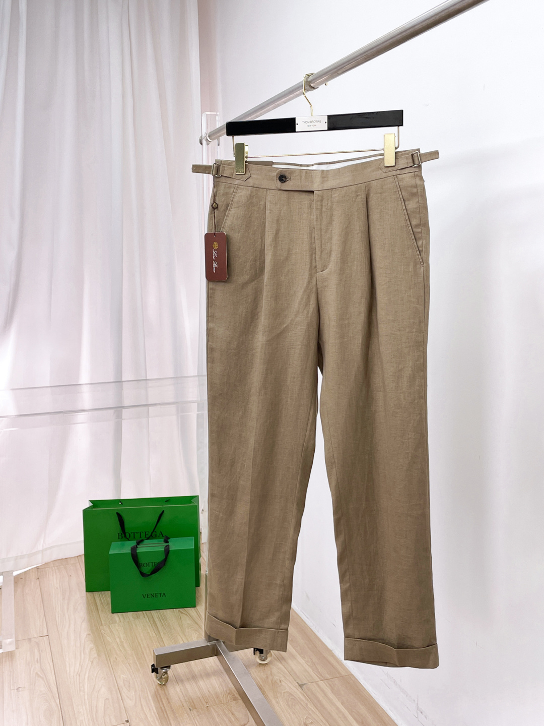 NO:863564,LP Casual Pants, Western Pants 2026SS Autumn and Winter New Style, Special Fabric for Advanced Custom Pants, Customized Original Hardware, Heavy Craftsmanship, Fine Turning, Customized Fabric, Soft and Comfortable, Remarkable Texture, Exquisite Accessories, Excellent Upper Body Effect, Complete Three Standards, Standard Sizes 29-38, No 35,, loro piana,19860909LP 休闲裤 西裤2026SS秋冬新款 高级定制裤子专用面料 定制原版五金 重工工艺打造 车工走线精细 定制面料 柔软舒适 质感显著 辅料精美 上身效果超赞 三标齐全 标准尺码29-38,无35,,loro piana,,Men's clothing