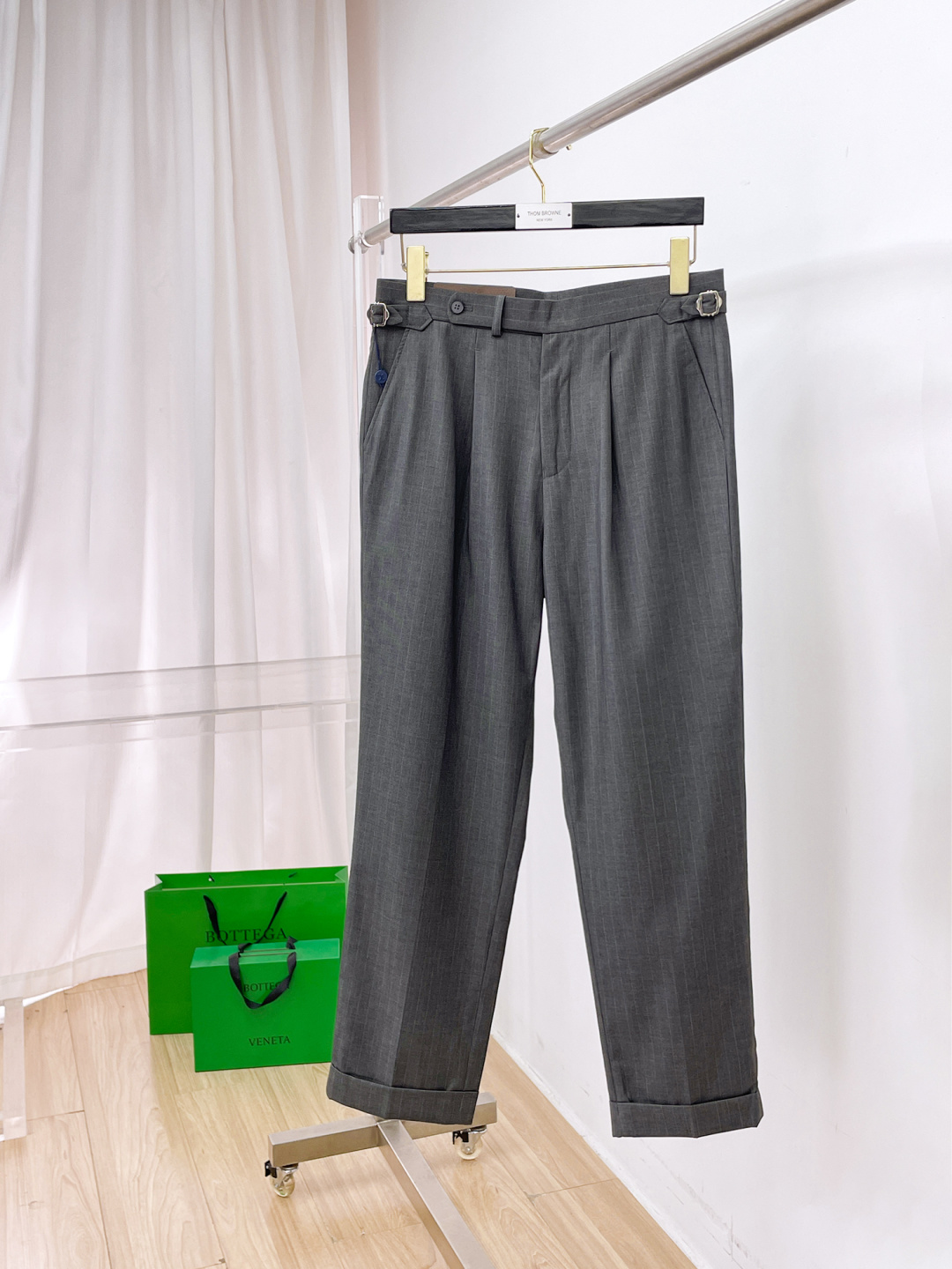NO:863588,LV casual pants, trousers 2026SS autumn and winter new style, special fabric for advanced custom pants, customized original hardware, heavy craftsmanship, fine turning and routing, customized fabric, soft and comfortable, significant texture, exquisite accessories, excellent upper body effect, complete three standards, standard size 29-38, no 35,, louis vuitton,19860909LV 休闲裤 西裤2026SS秋冬新款 高级定制裤子专用面料 定制原版五金 重工工艺打造 车工走线精细 定制面料 柔软舒适 质感显著 辅料精美 上身效果超赞 三标齐全 标准尺码29-38,无35,,louis vuitton,,Men's clothing