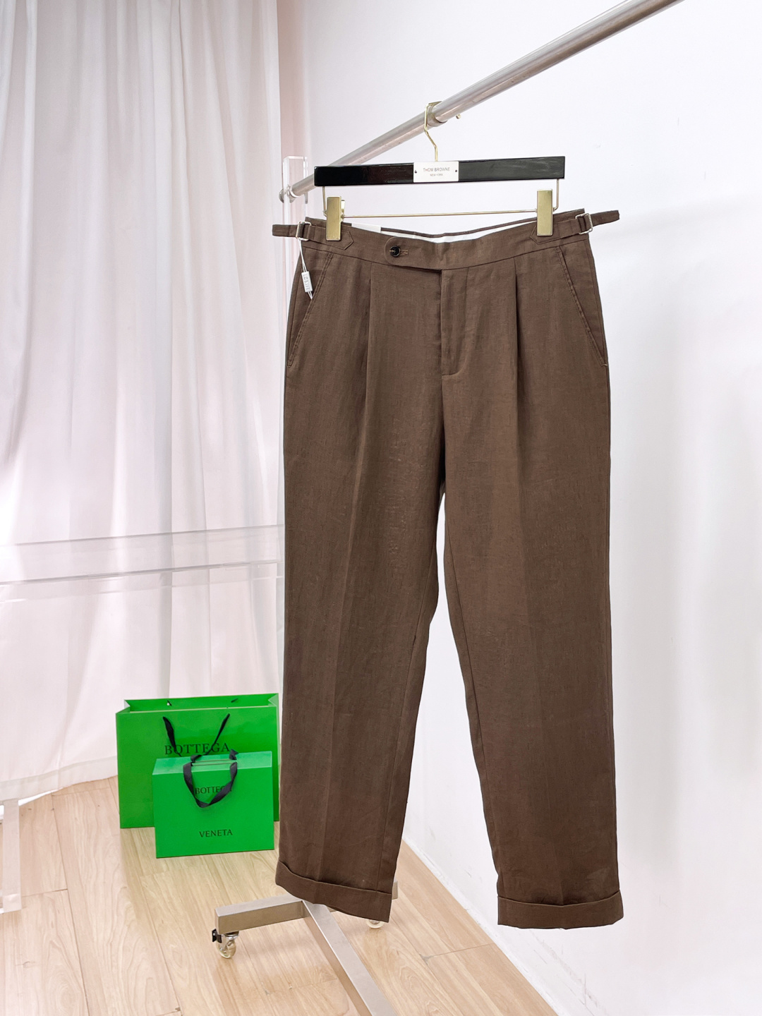 NO:859272,Loewe casual pants, trousers 2026SS autumn and winter new style, special fabric for advanced custom pants, customized original hardware, heavy craftsmanship, fine lathe wiring, customized fabrics, soft and comfortable, significant texture, exquisite accessories, great upper body effect, complete three standards, standard size 29-38, no 35,,loewe,19860909罗意威 休闲裤 西裤2026SS秋冬新款 高级定制裤子专用面料 定制原版五金 重工工艺打造 车工走线精细 定制面料 柔软舒适 质感显著 辅料精美 上身效果超赞 三标齐全 标准尺码29-38,无35,,loewe,,Men's clothing
