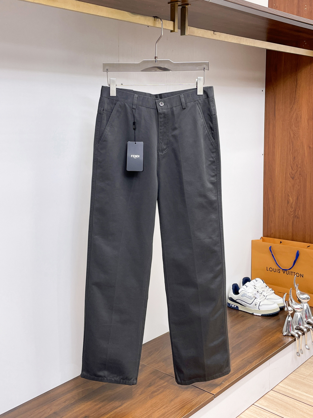 NO:938022,FENDI Fendi casual pants, trousers 2026SS autumn and winter new style, special fabric for advanced custom pants, customized original hardware, heavy craftsmanship, fine turning and routing, customized fabric, soft and comfortable, significant texture, exquisite accessories, excellent upper body effect, complete three standards, standard size 29-38, no 35,,fendi,fendi,19860909FENDI 芬迪 休闲裤 西裤2026SS秋冬新款 高级定制裤子专用面料 定制原版五金 重工工艺打造 车工走线精细 定制面料 柔软舒适 质感显著 辅料精美 上身效果超赞 三标齐全 标准尺码29-38,无35,,fendi,fendi,,Men's clothing