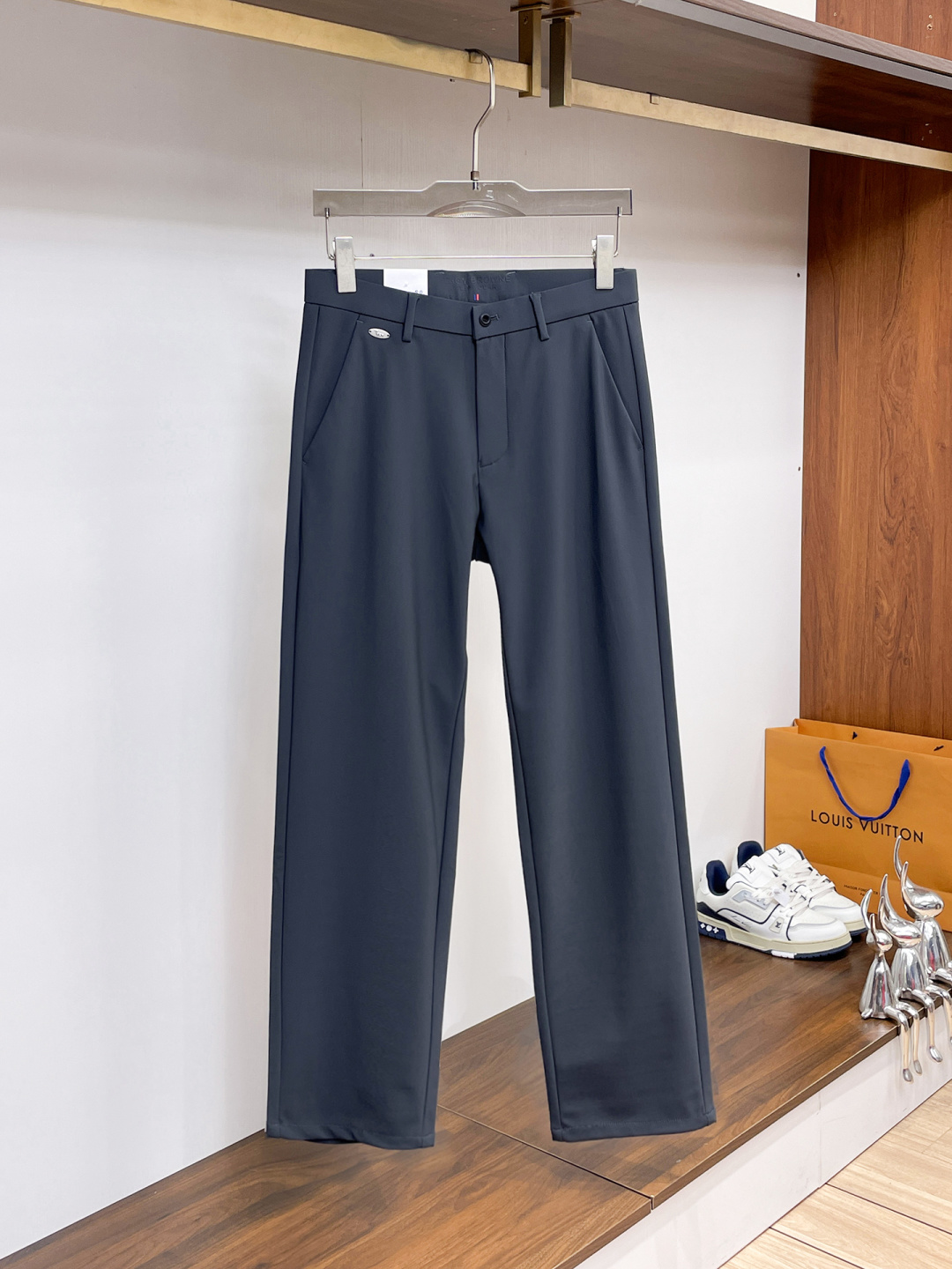 NO:938019,TB Casual Pants, Western Pants 2026SS Autumn and Winter New Style, Special Fabric for Advanced Custom Pants, Customized Original Hardware, Heavy Craftsmanship, Fine Lathe Lines, Customized Fabric, Soft and Comfortable, Remarkable Texture, Exquisite Accessories, Excellent Upper Body Effect, Complete Three Standards, Standard Sizes 29-38, No 35,,19860909TB 休闲裤 西裤2026SS秋冬新款 高级定制裤子专用面料 定制原版五金 重工工艺打造 车工走线精细 定制面料 柔软舒适 质感显著 辅料精美 上身效果超赞 三标齐全 标准尺码29-38,无35,,,Men's clothing