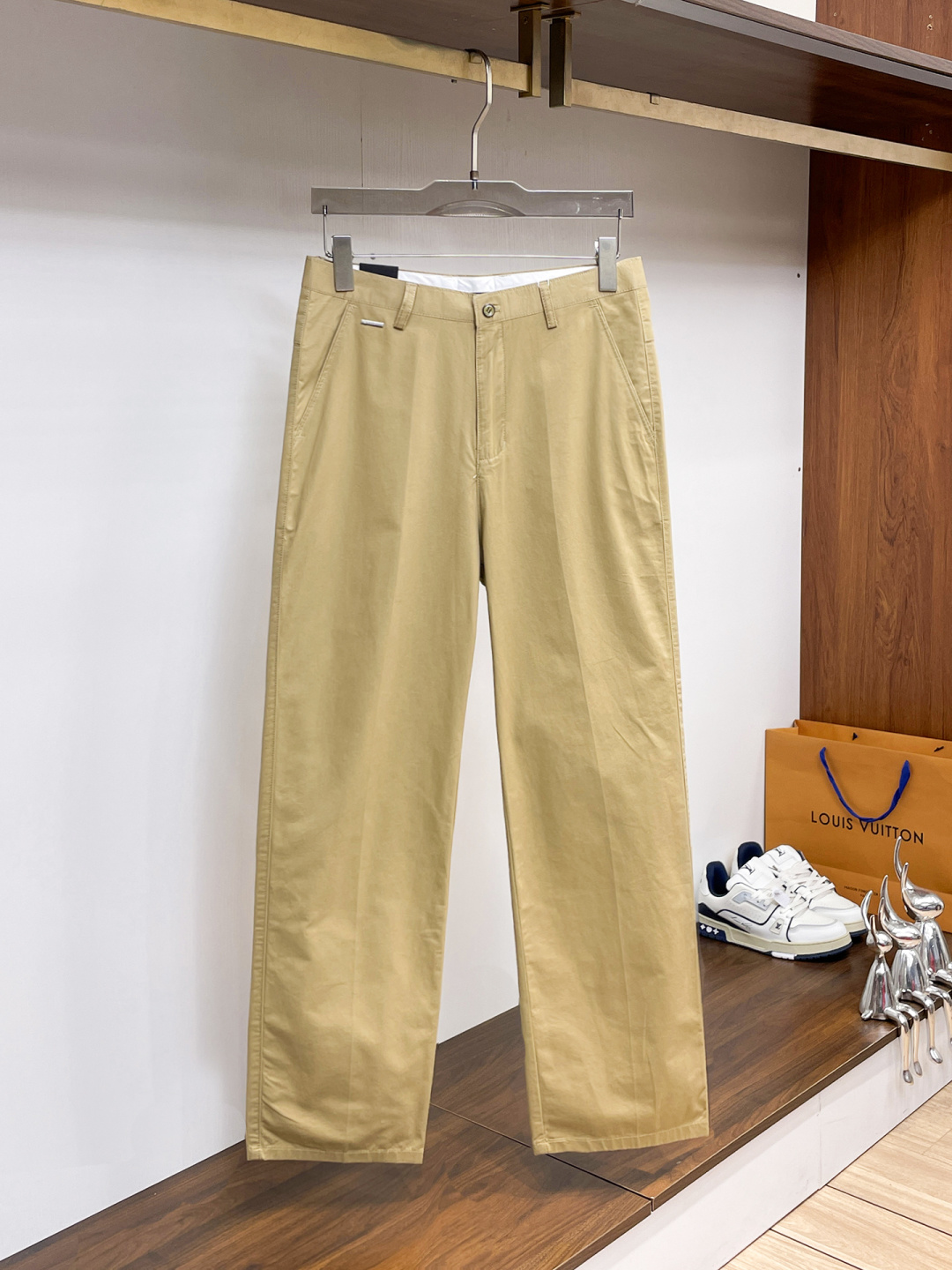 NO:938017,Givenchy casual pants, trousers 2026SS autumn and winter new style, special fabric for advanced custom pants, customized original hardware, heavy craftsmanship, fine lathe wiring, customized fabric, soft and comfortable, significant texture, exquisite accessories, great upper body effect, complete three standards, standard size 29-38, no 35,,givenchy,19860909纪梵希 休闲裤 西裤2026SS秋冬新款 高级定制裤子专用面料 定制原版五金 重工工艺打造 车工走线精细 定制面料 柔软舒适 质感显著 辅料精美 上身效果超赞 三标齐全 标准尺码29-38,无35,,givenchy,,Men's clothing