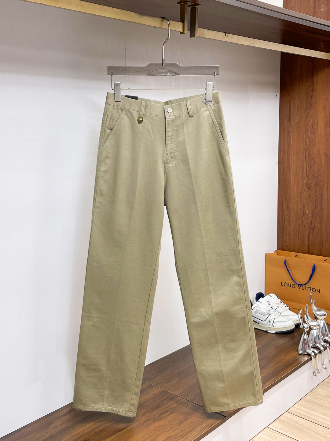 NO:938015,Versace casual pants, trousers 2026SS autumn and winter new style, special fabric for advanced custom pants, customized original hardware, heavy craftsmanship, fine lathe wiring, customized fabric, soft and comfortable, significant texture, exquisite accessories, great upper body effect, complete three standards, standard size 29-38, no 35,,versace,19860909范思哲 休闲裤 西裤2026SS秋冬新款 高级定制裤子专用面料 定制原版五金 重工工艺打造 车工走线精细 定制面料 柔软舒适 质感显著 辅料精美 上身效果超赞 三标齐全 标准尺码29-38,无35,,versace,,Men's clothing