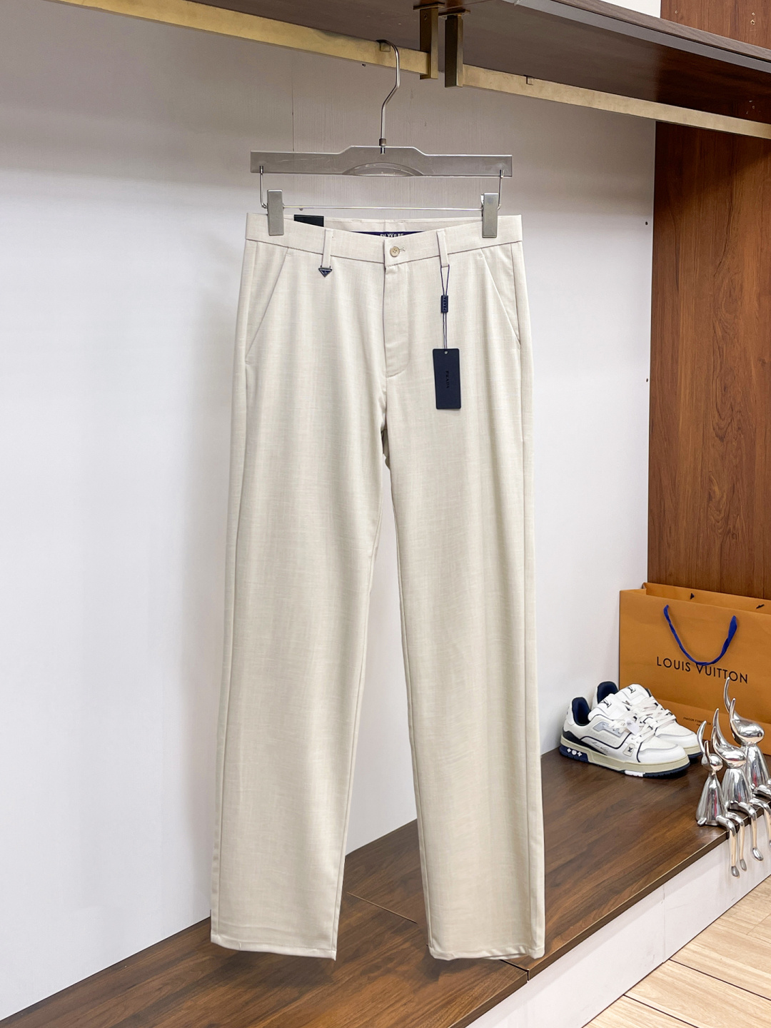 NO:938013,PRADA Casual pants, trousers 2026SS autumn and winter new style, special fabric for advanced custom trousers, customized original hardware, heavy craftsmanship, fine turning and routing, customized fabric, soft and comfortable, significant texture, exquisite accessories, great upper body effect, complete three standards, standard size 29-38, no 35,, prada, prada,19860909PRADA 普拉达 休闲裤 西裤2026SS秋冬新款 高级定制裤子专用面料 定制原版五金 重工工艺打造 车工走线精细 定制面料 柔软舒适 质感显著 辅料精美 上身效果超赞 三标齐全 标准尺码29-38,无35,,prada,prada,,Men's clothing